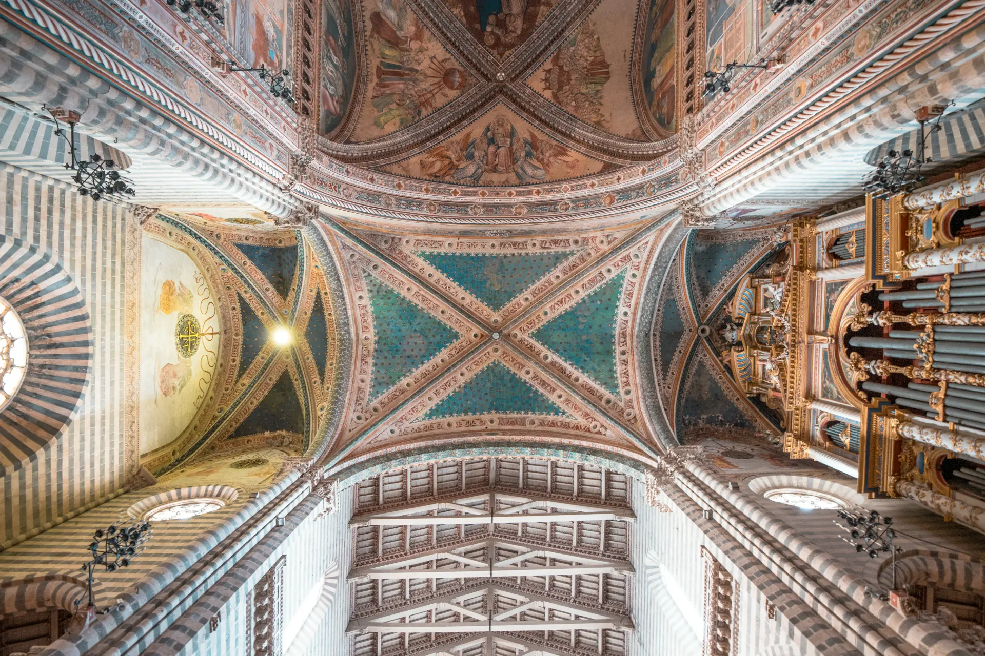 Le volte affrescate all'interno del Duomo di Orvieto