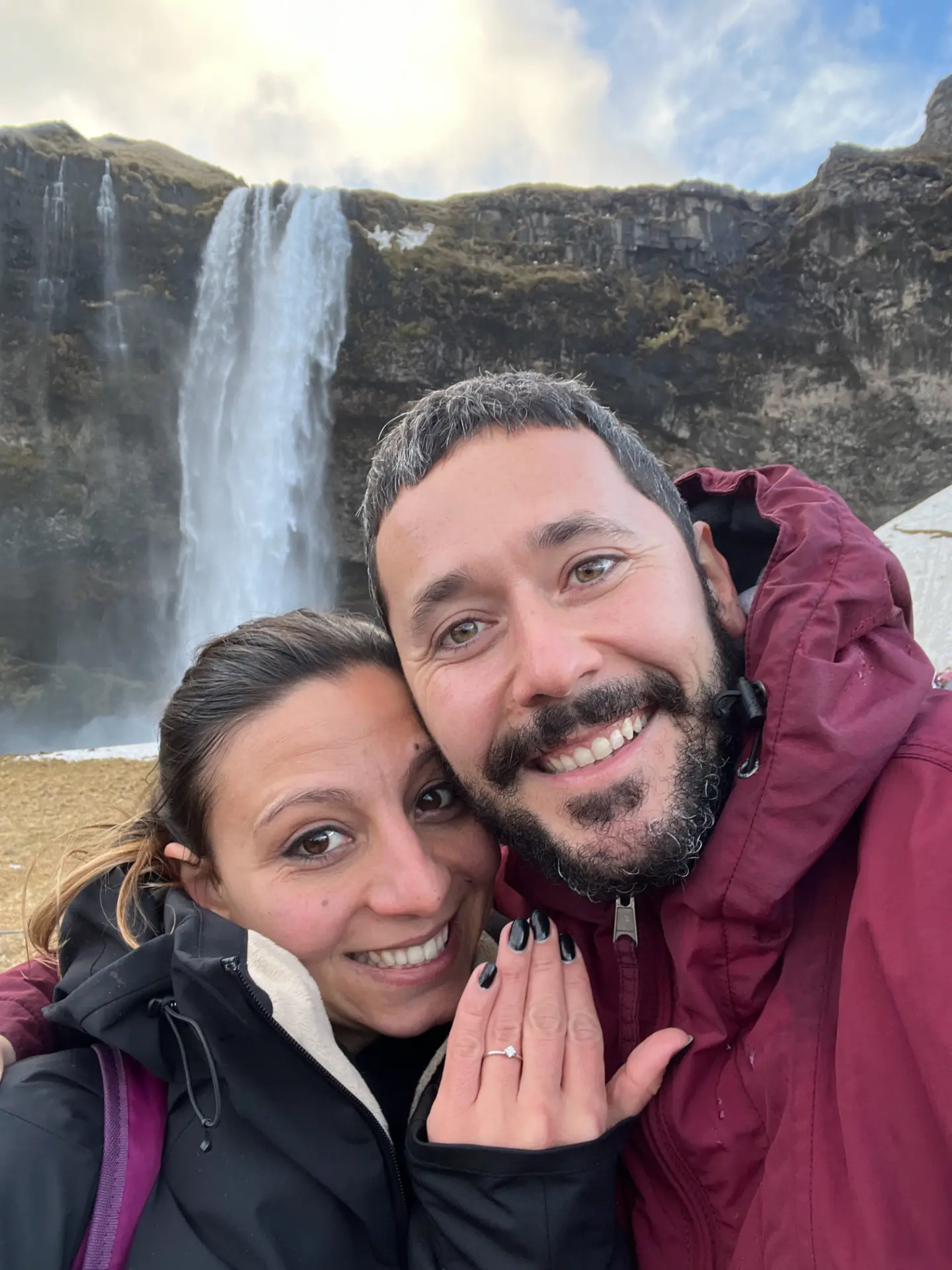 La proposta di matrimonio davanti alla cascata Seljalandsfoss