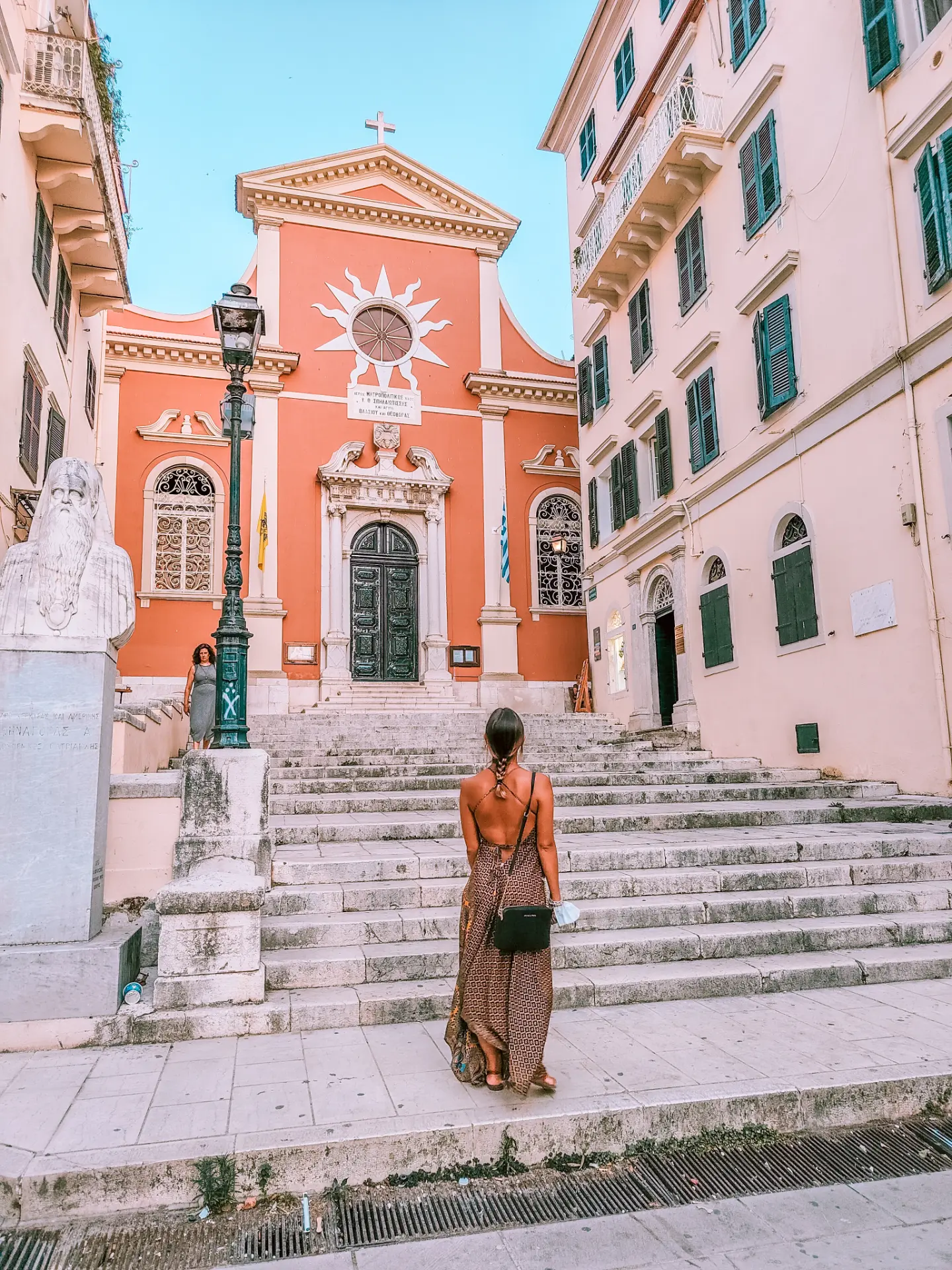 La cattedrale di Corfù Town in fondo alla scalinata