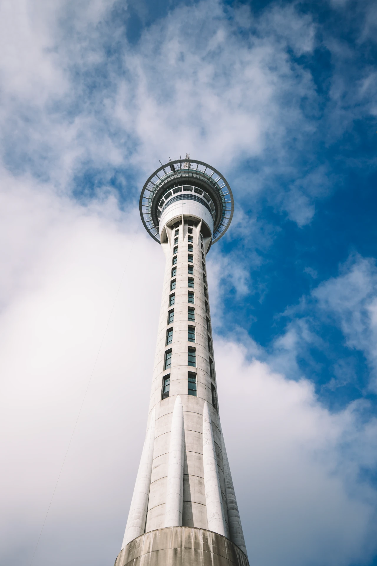 La Sky Tower di Auckland vista dal basso