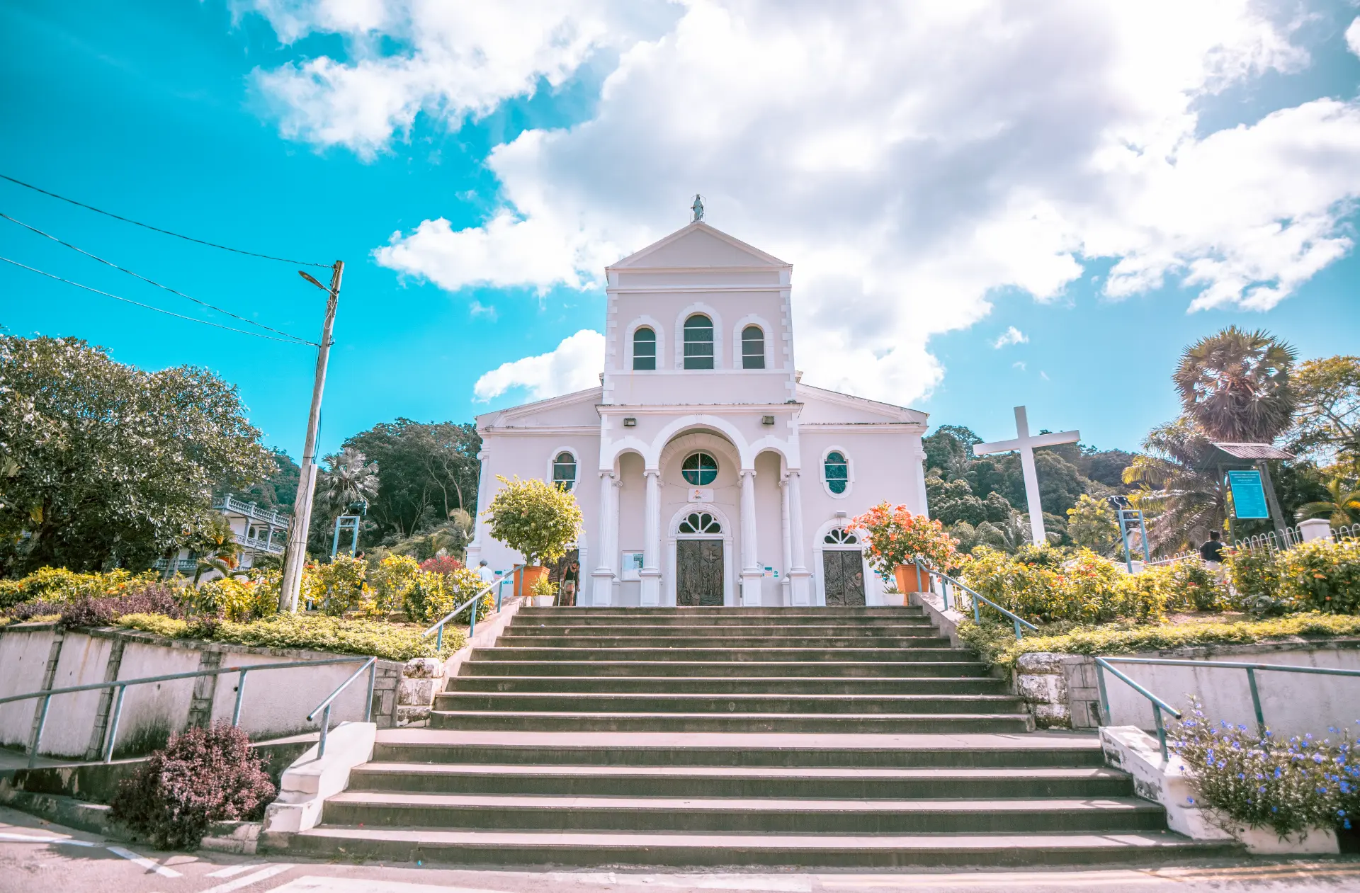 La chiesa bianca in cima alla scalinata a Mahé