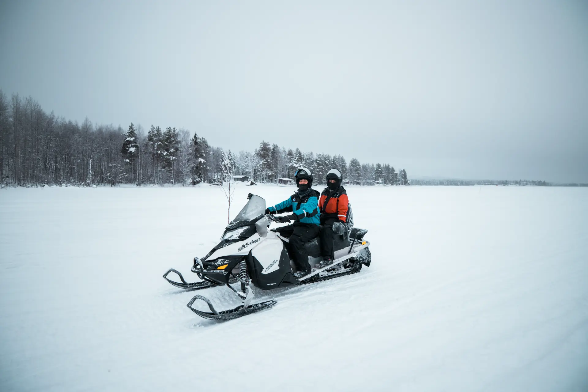 Motoslitta sui laghi ghiacciati — Rovaniemi