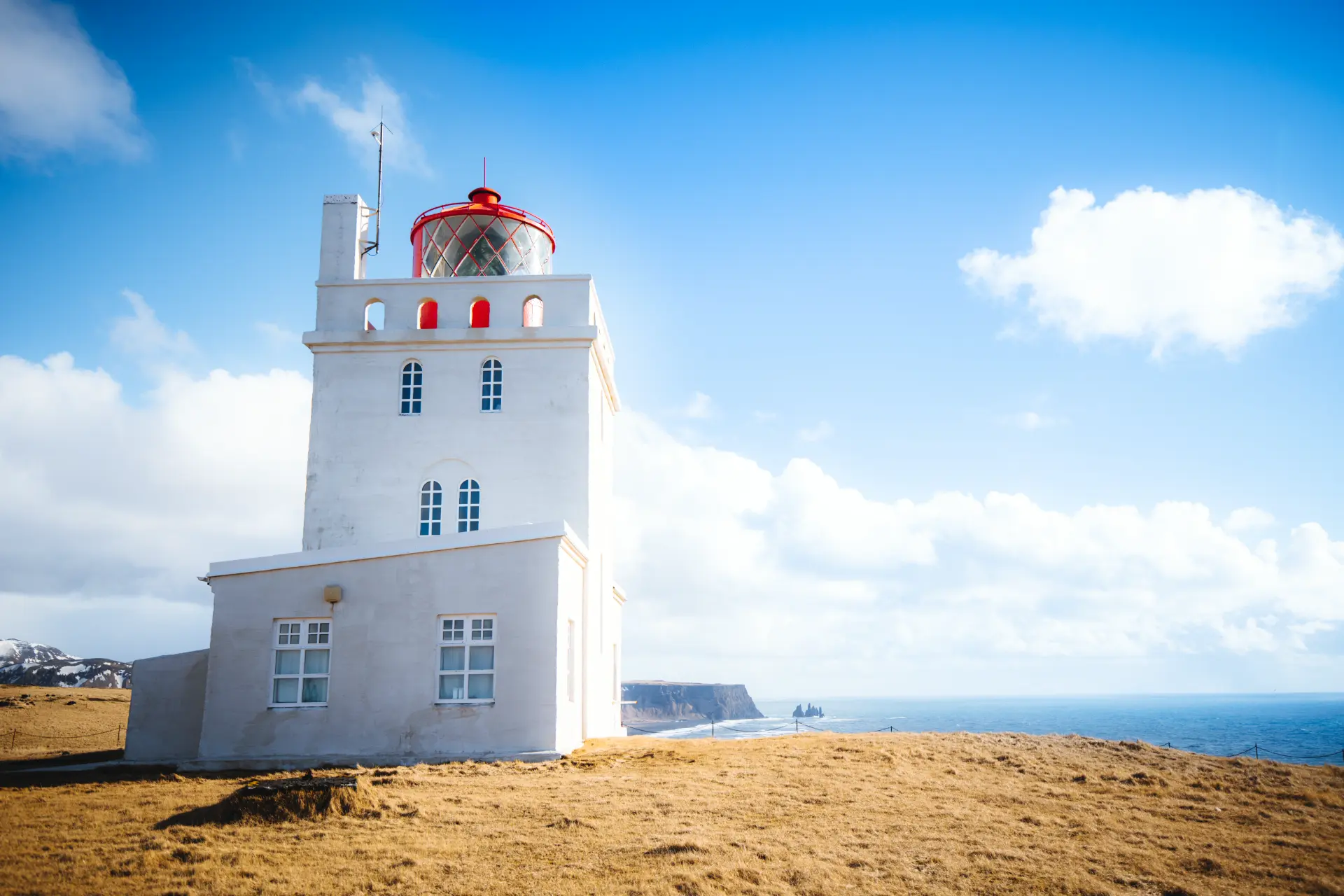 Il faro di Dyrholaey affacciato sull'oceano