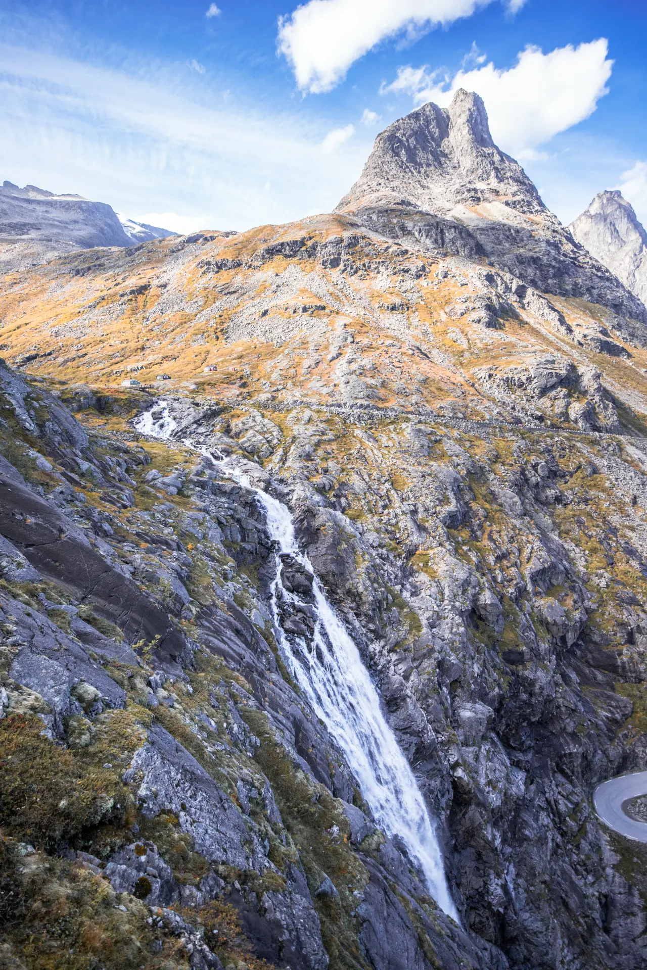 La cascata Stigfossen lungo la salita del Trollstigen