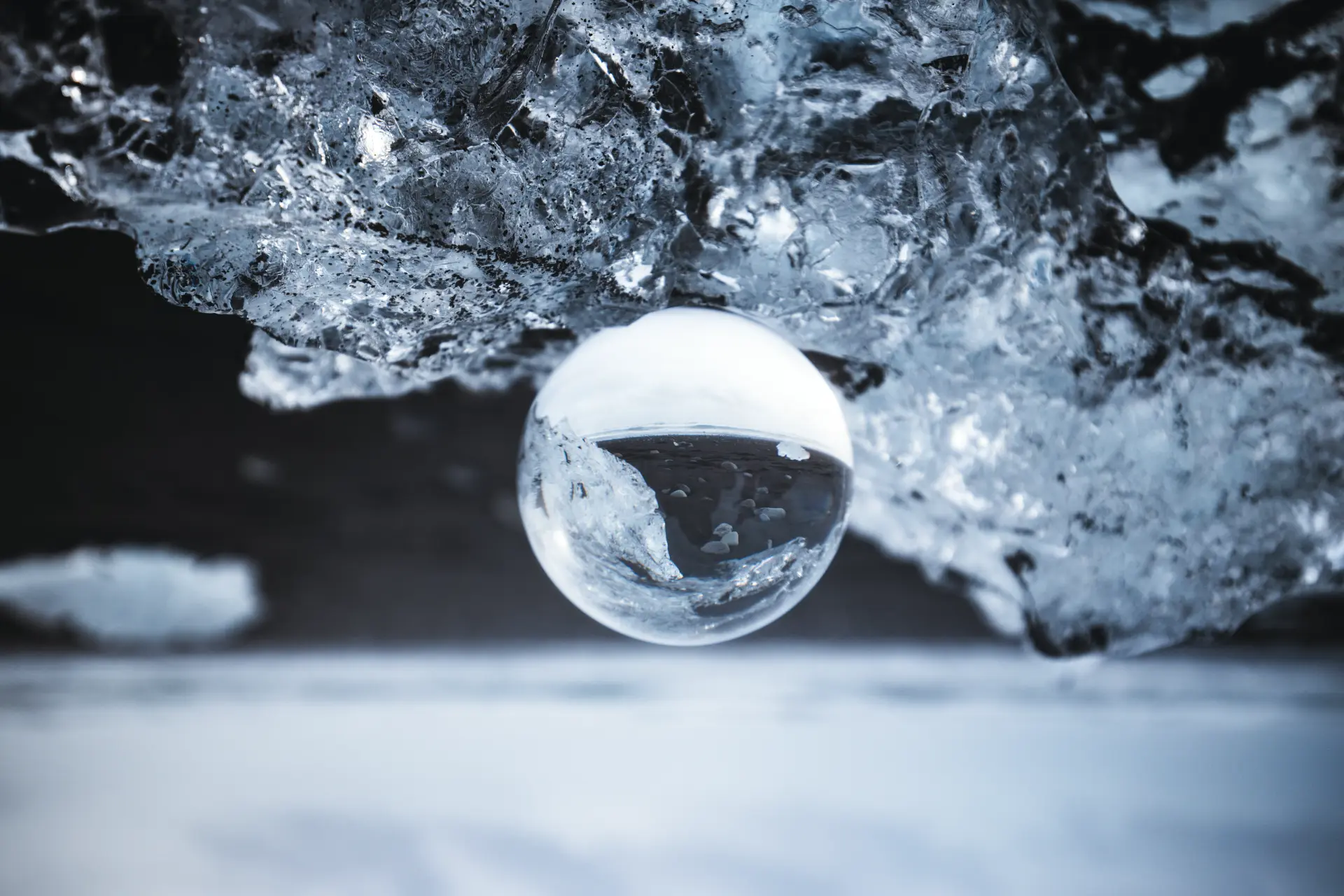 Sfera di vetro tra i blocchi di ghiaccio della Diamond Beach