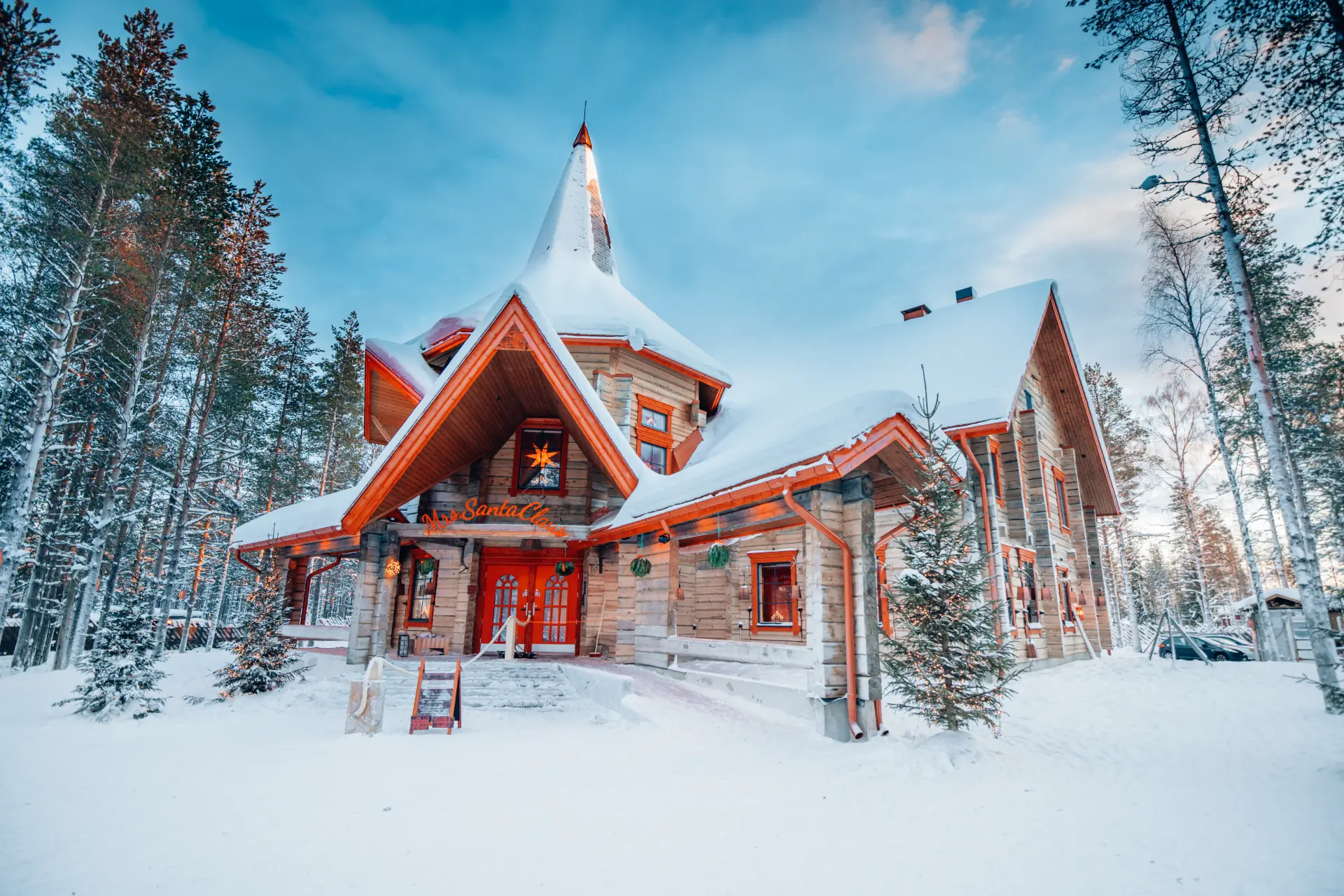 La casa di Mrs Santa Claus illuminata nella neve