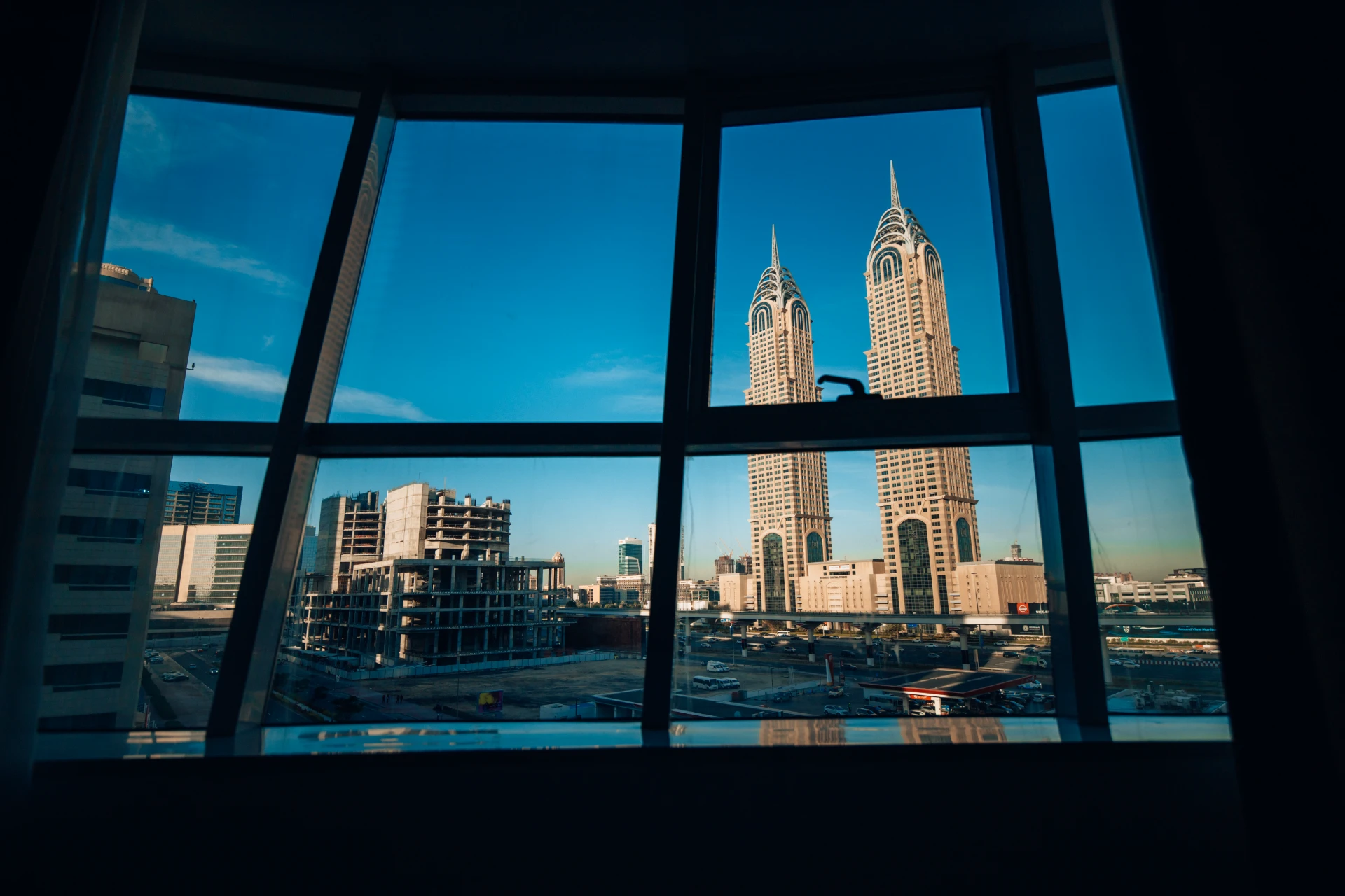 Skyline di Dubai visto dalla finestra dell'hotel