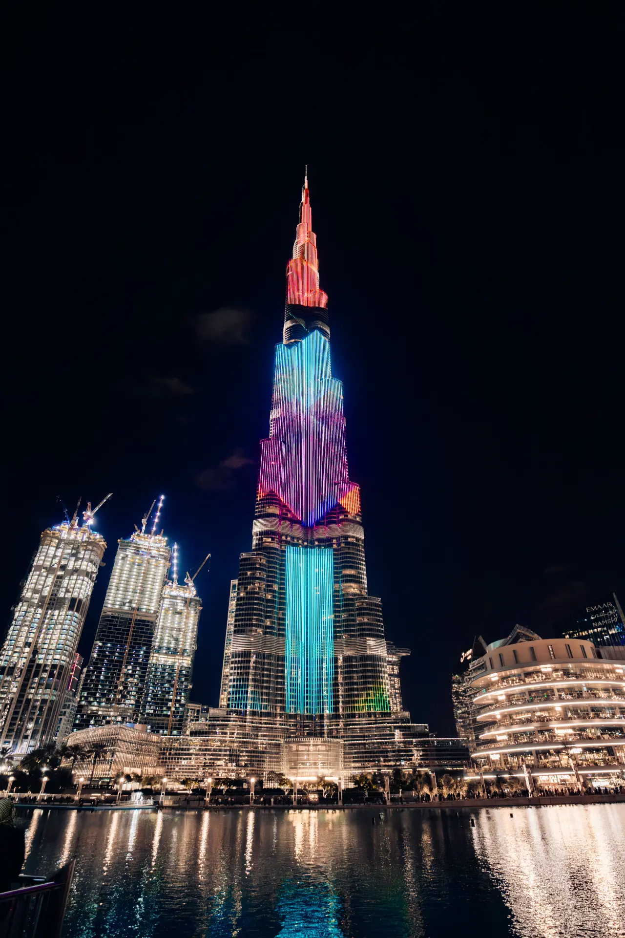 Il Burj Khalifa illuminato di notte