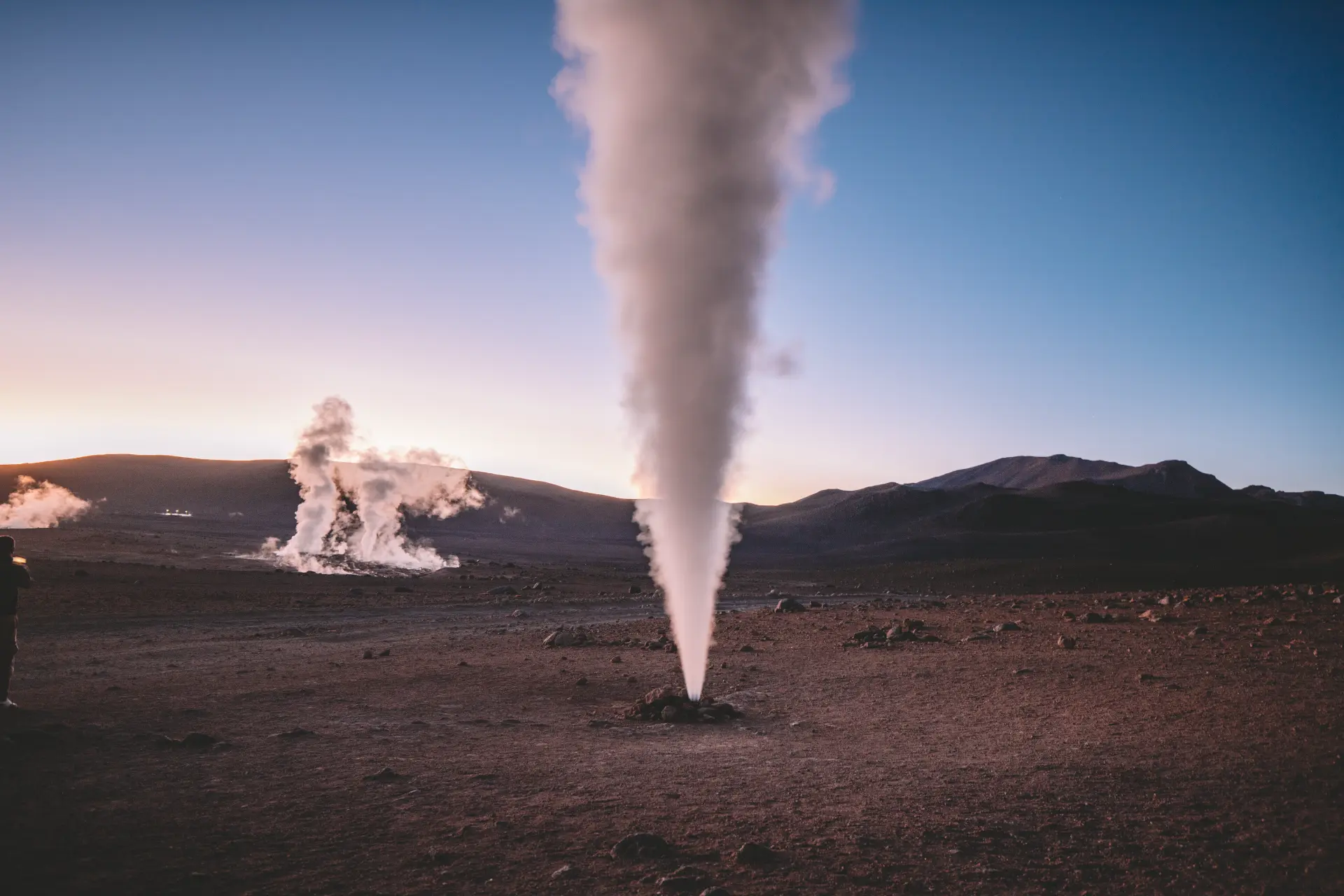 Il geyser del Tatio che erutta vapore all'alba