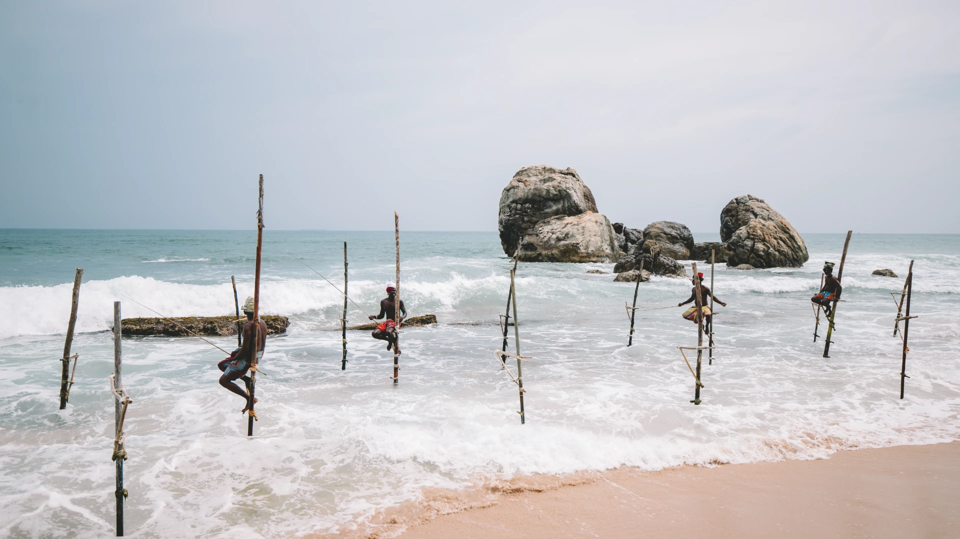 I pescatori sui trampoli davanti alla costa sud dello Sri Lanka