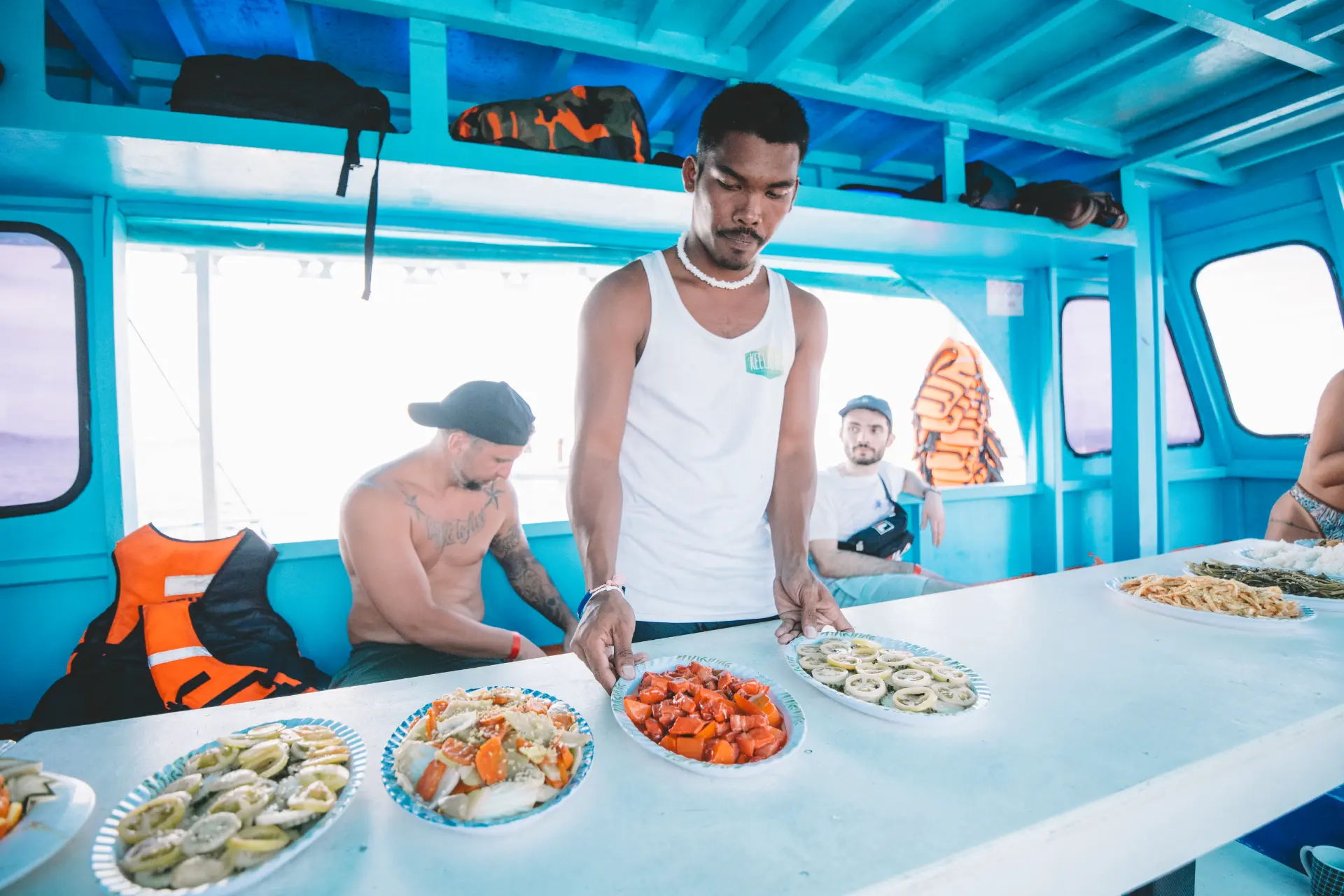 Pranzo filippino servito a bordo durante l'expedition Keelooma