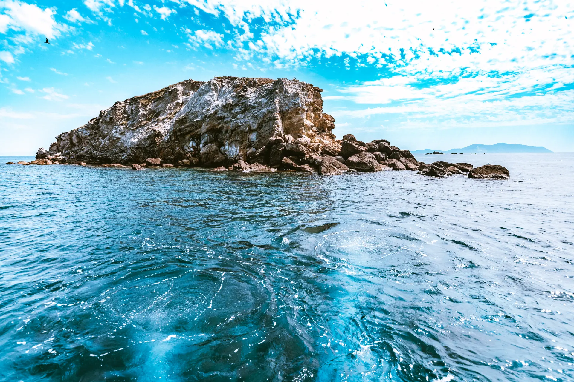 Scoglio in mezzo al mare cristallino delle Eolie
