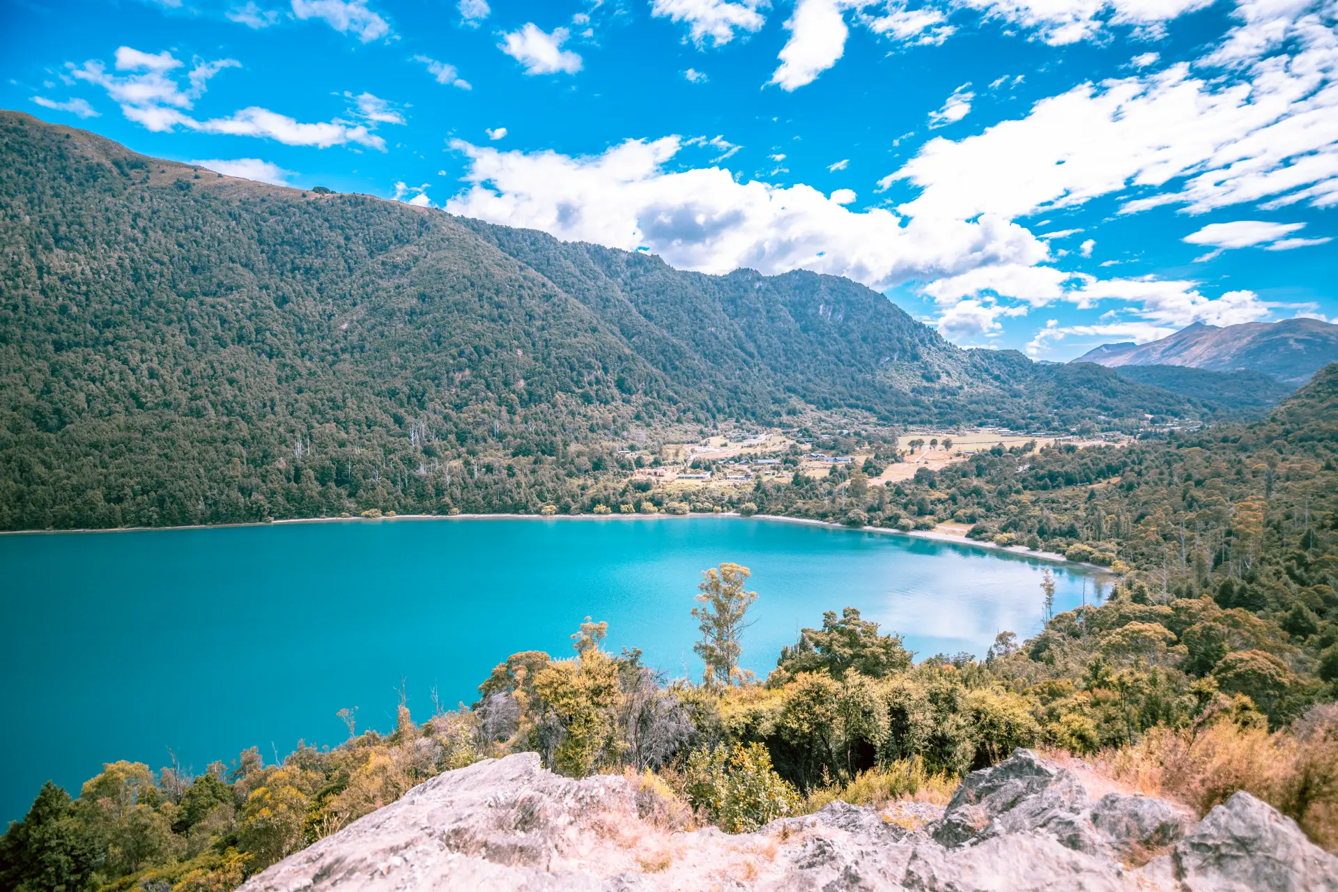 La baia turchese di Bob's Cove vicino a Queenstown