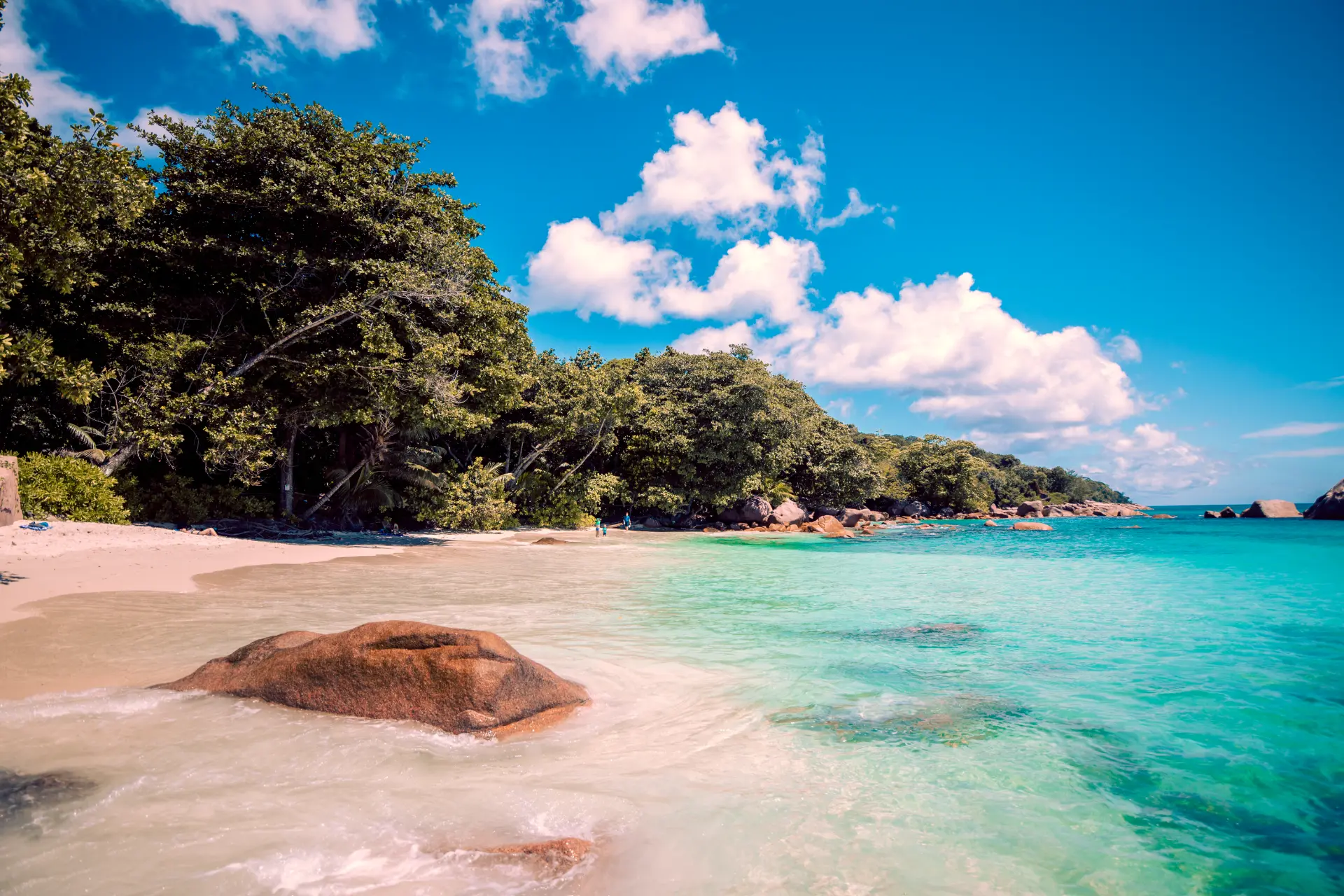 Anse Lazio con l'acqua trasparente e i massi rosati