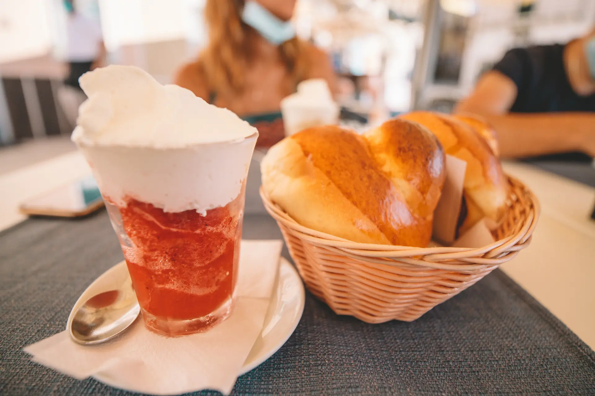 Granita con panna e brioche al bar