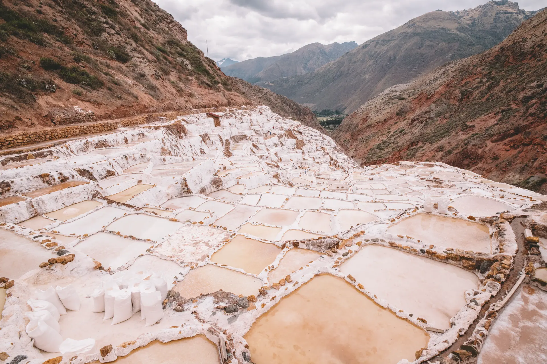 Le vasche bianche delle Salineras de Maras scavate nella valle