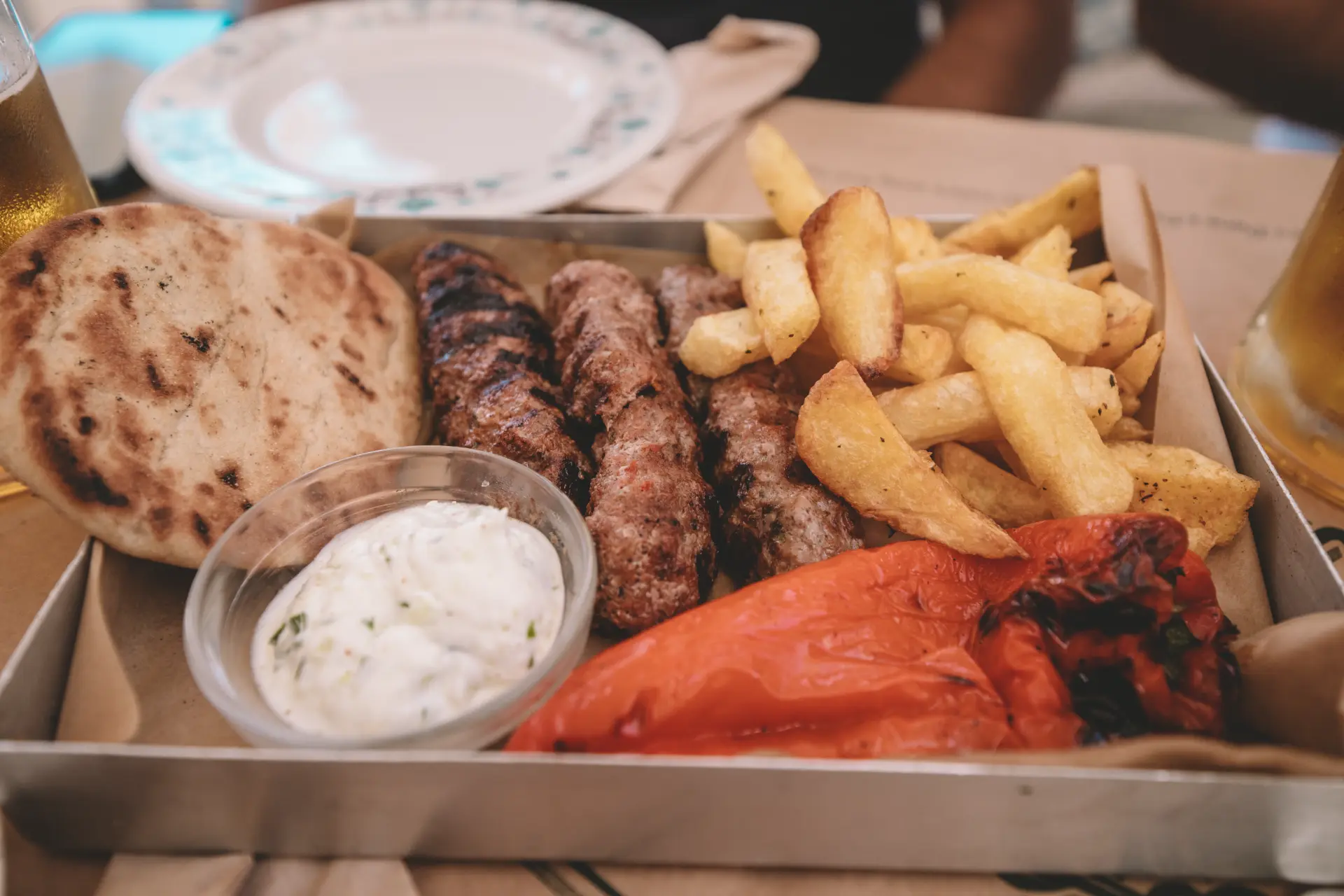 Souvlaki, pita e tzatziki in una taverna greca