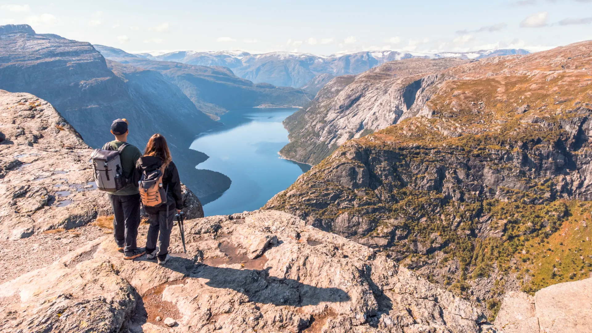 Io e Maria di spalle davanti al Ringedalsvatnet sul sentiero per la Trolltunga