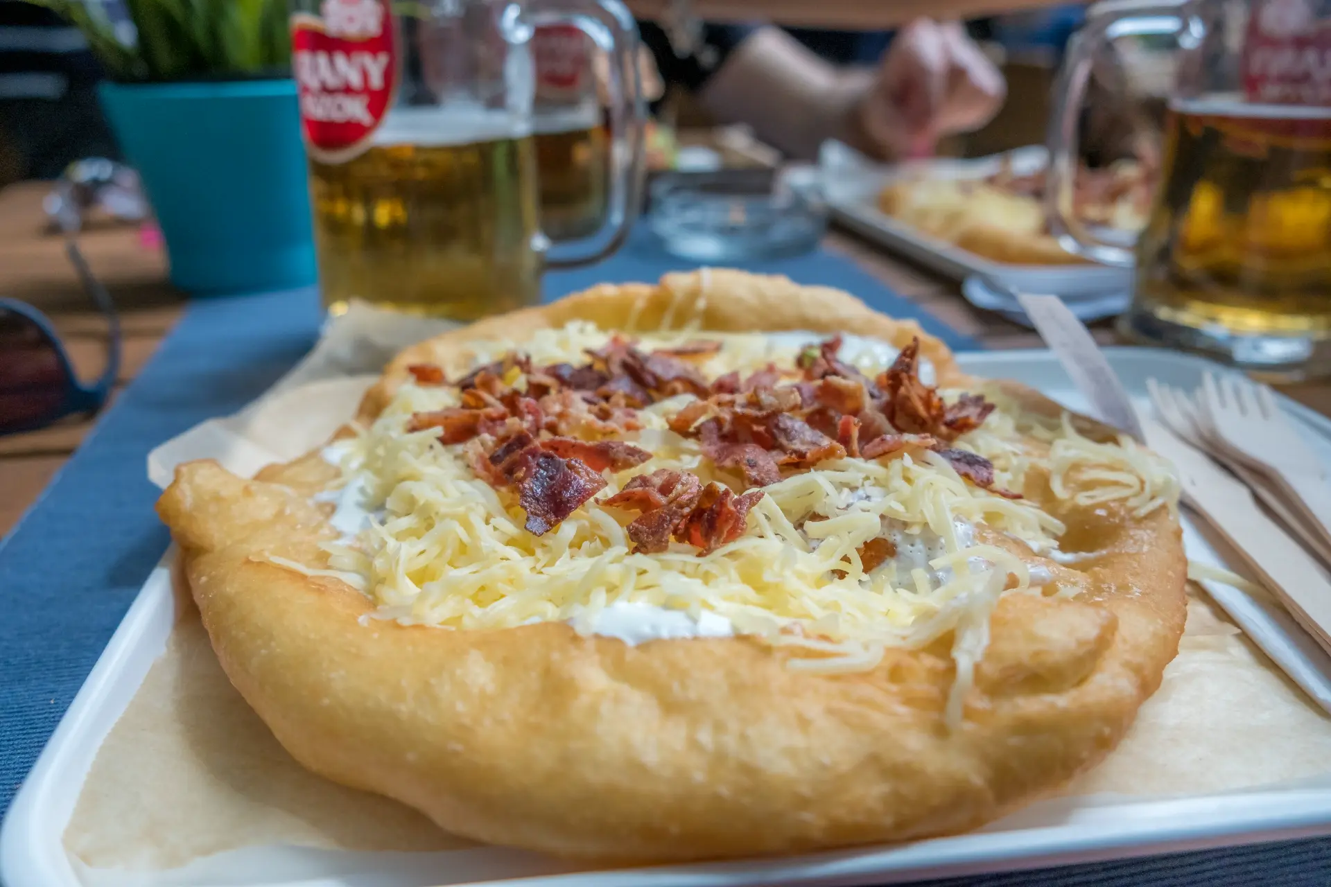 Langos con panna acida, formaggio e bacon
