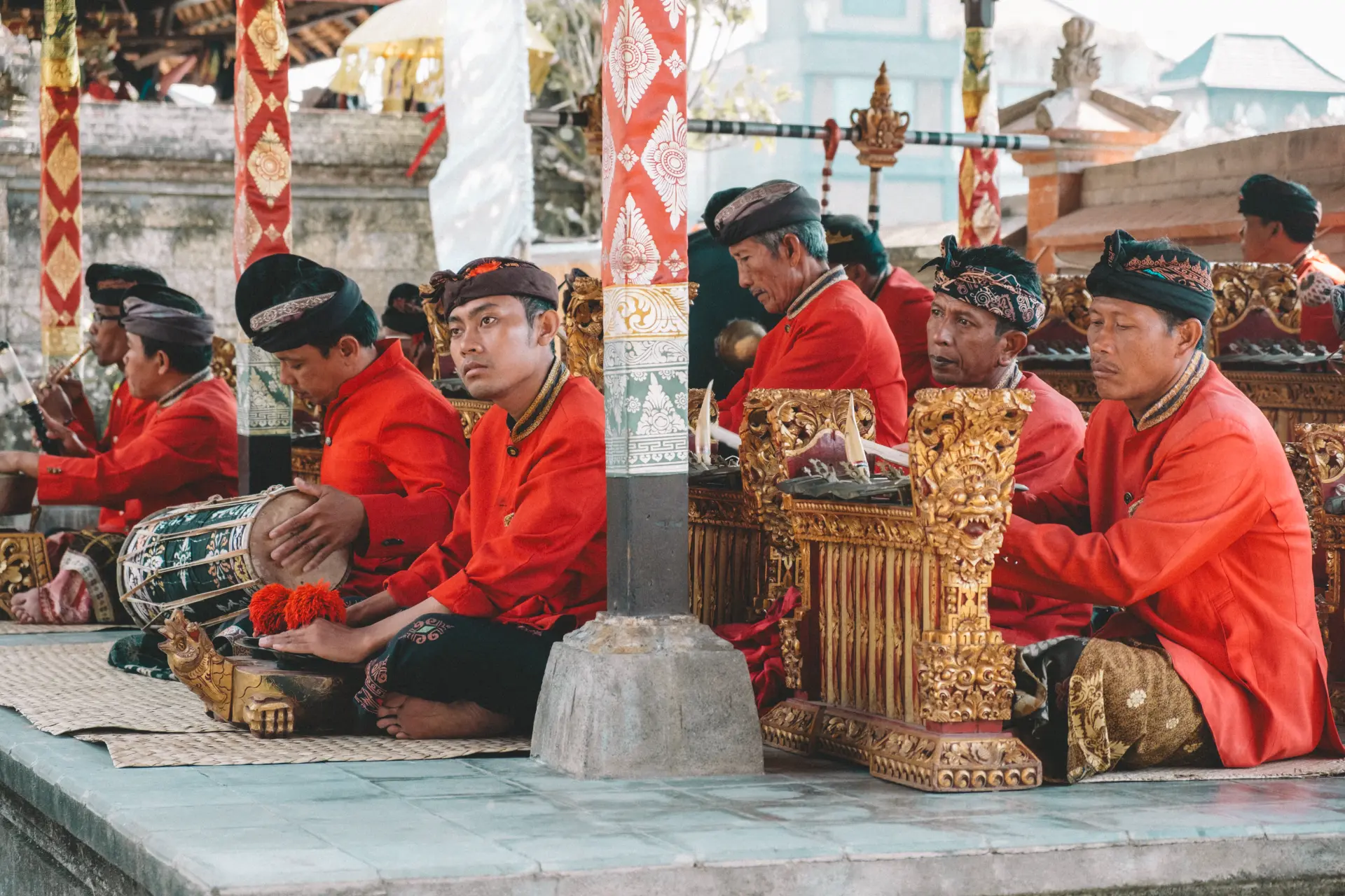 Musicisti balinesi con il gamelan durante una cerimonia