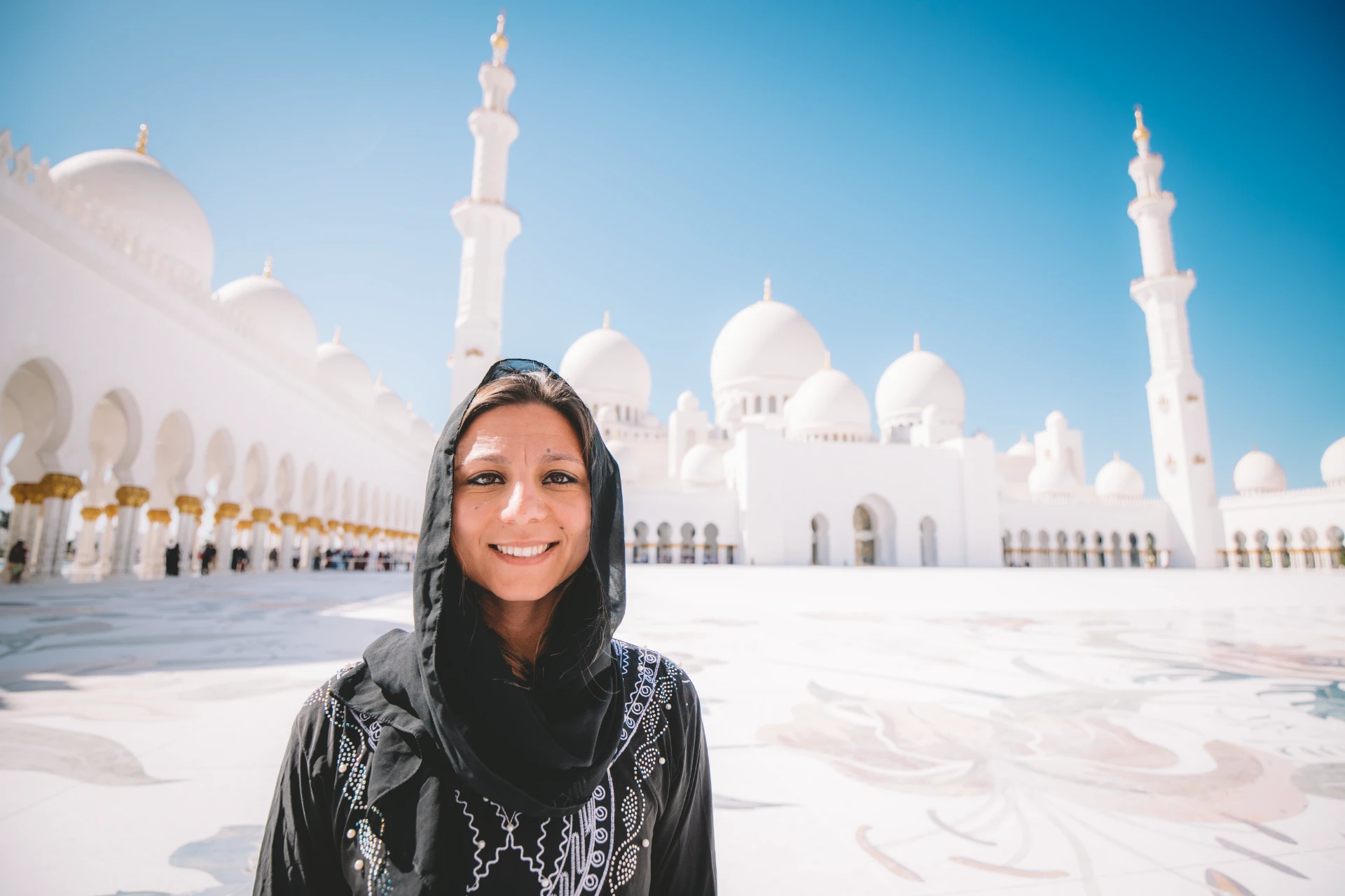 Ritratto nel cortile della Moschea Sheikh Zayed