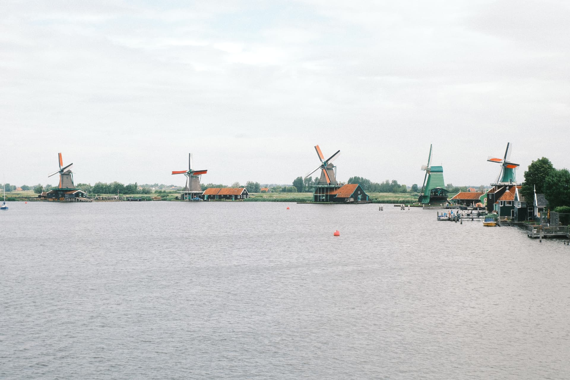 I mulini di Zaanse Schans affacciati sull'acqua