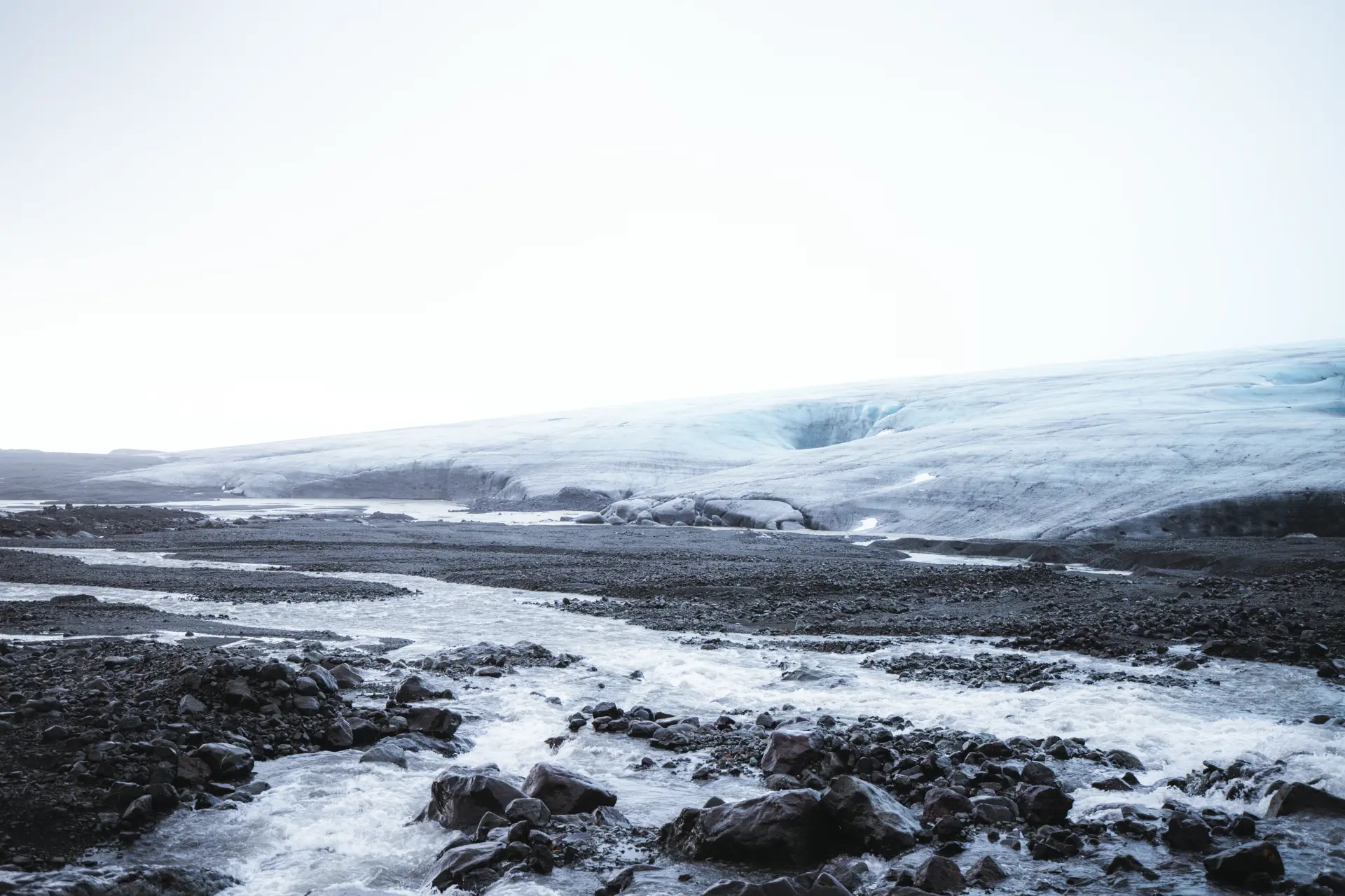 Fronte del ghiacciaio Vatnajokull e fiume glaciale