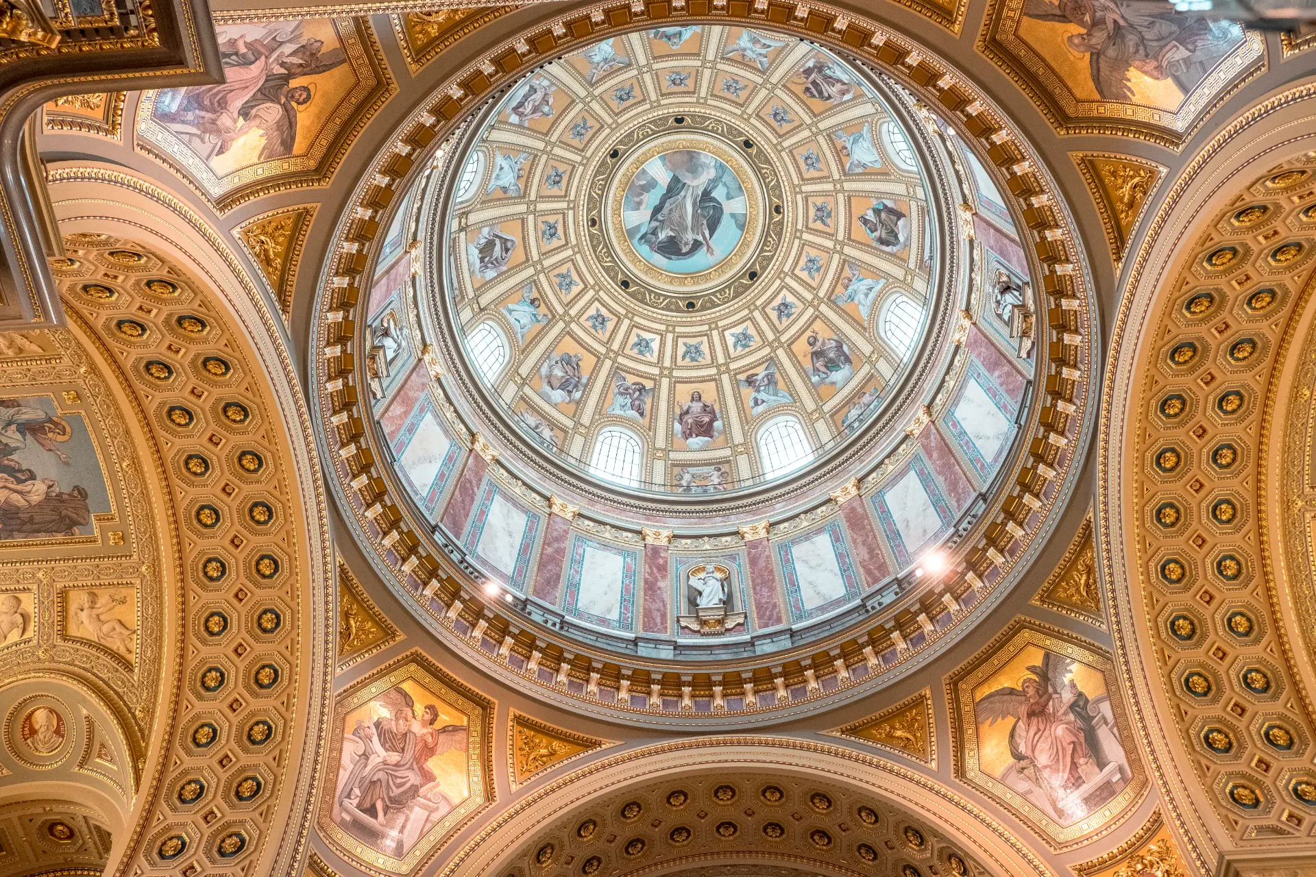 La cupola affrescata della Basilica di Santo Stefano