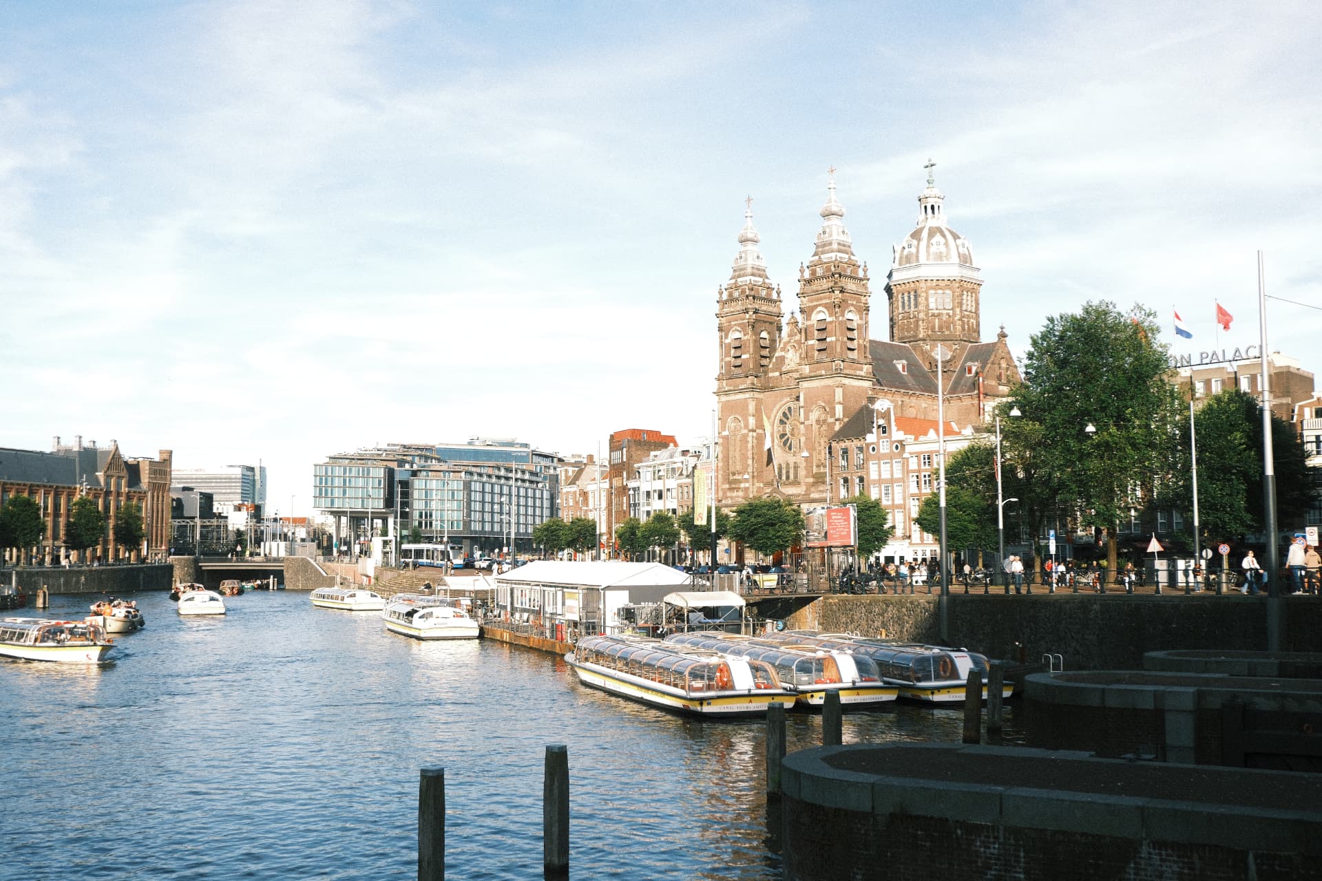 Il porto di Amsterdam con le barche e la chiesa storica