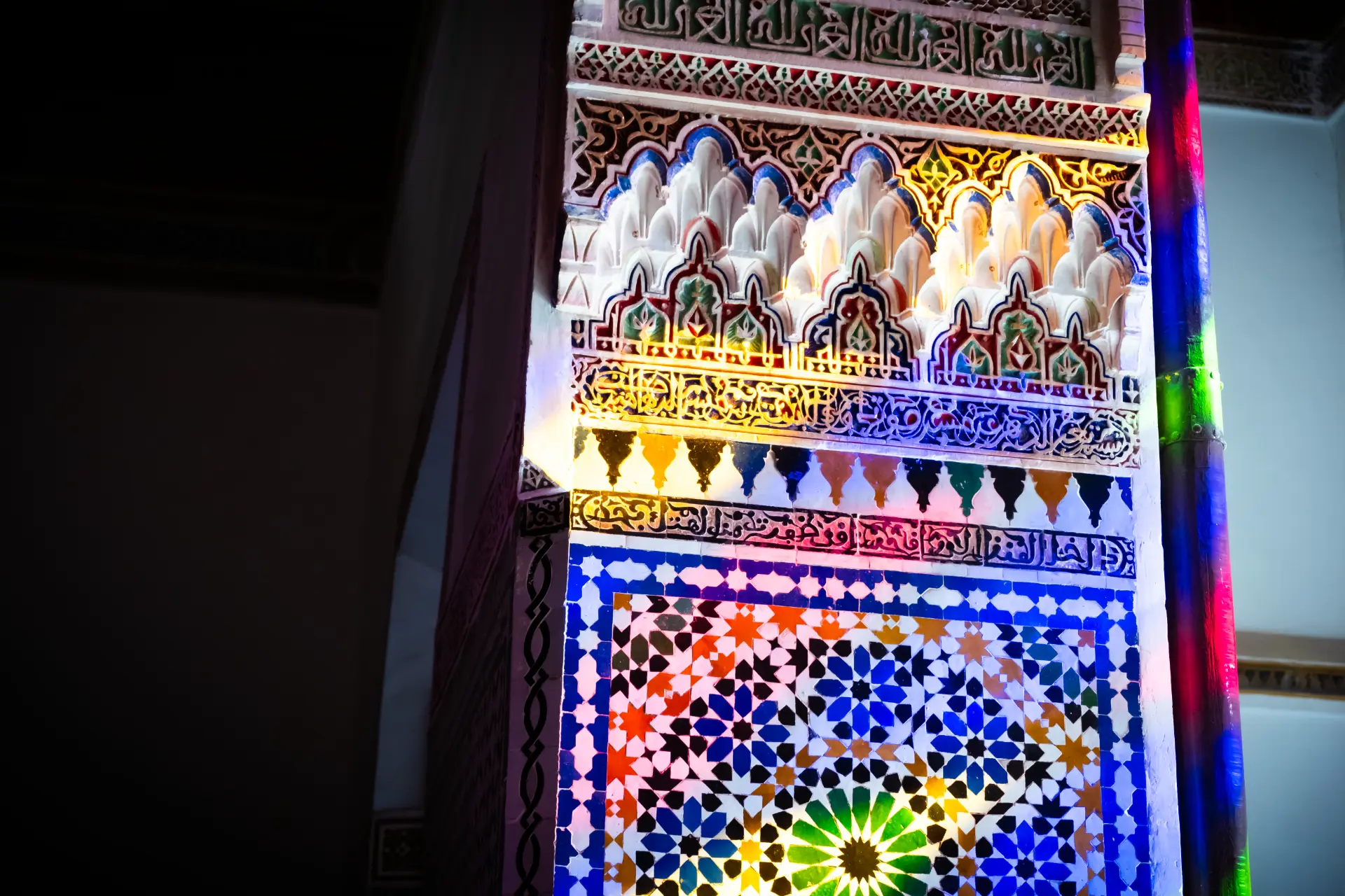 Mosaici e stucchi illuminati dalle vetrate colorate