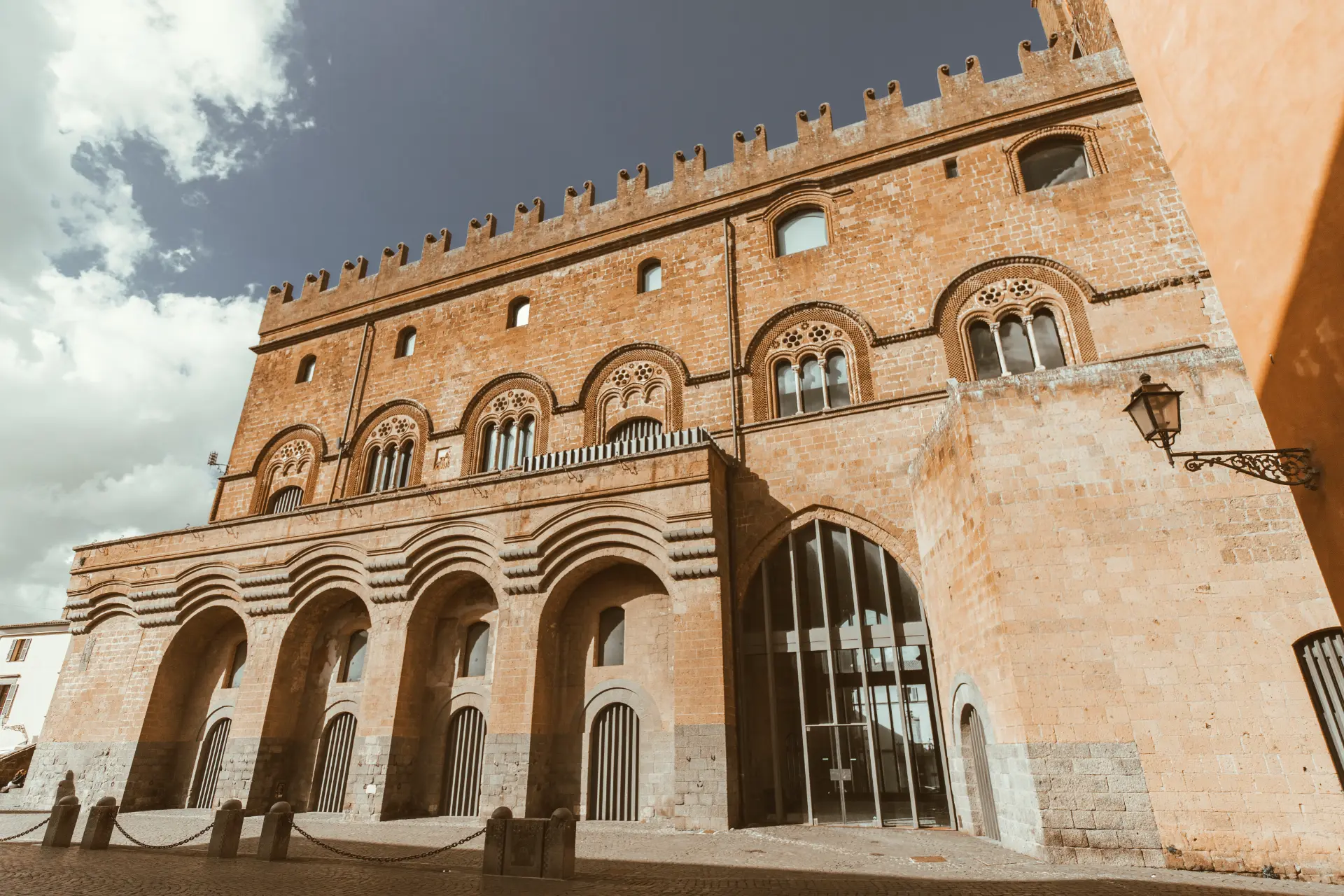 Il Palazzo del Popolo di Orvieto sotto un cielo scuro