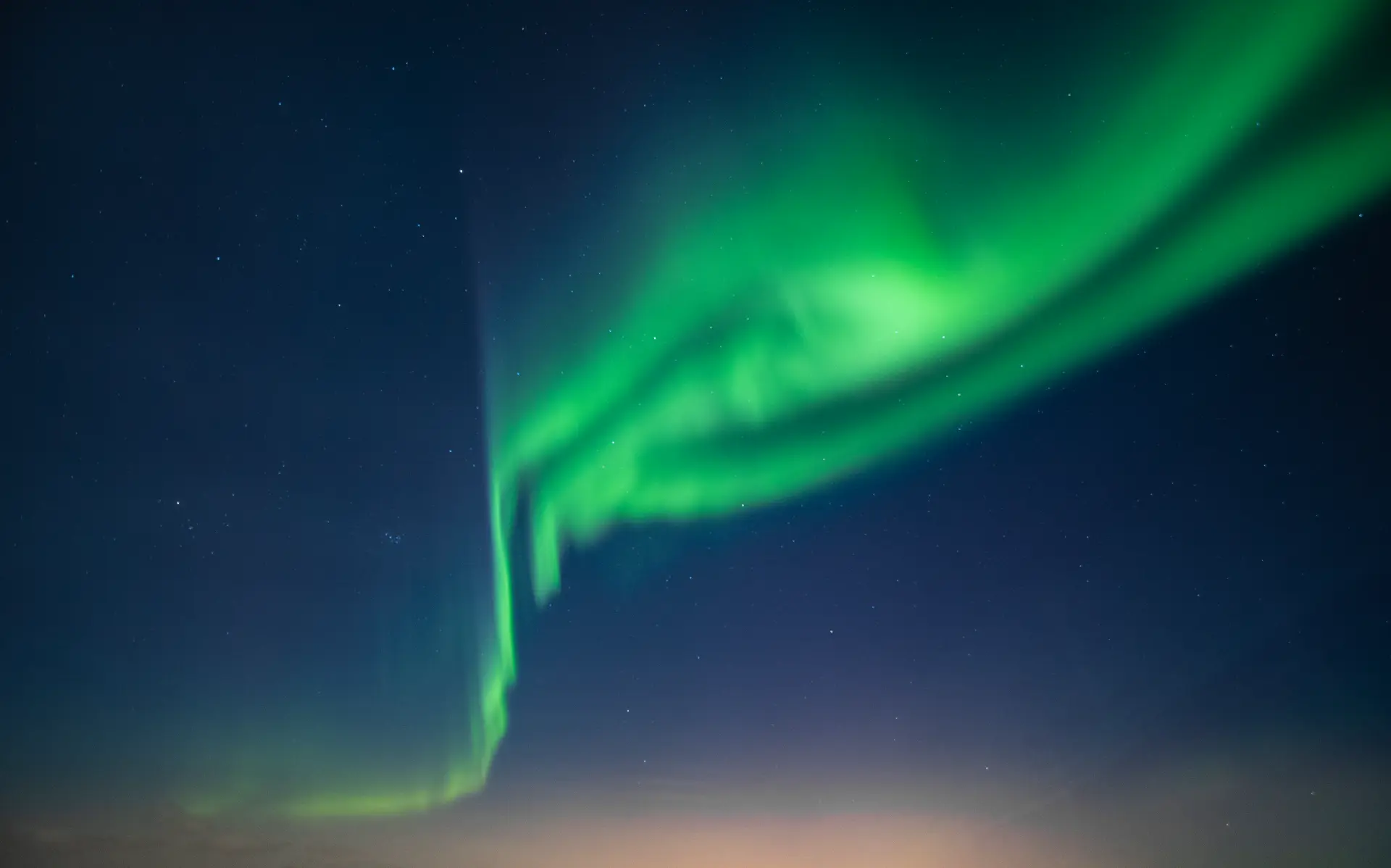 Aurora boreale verde nel cielo notturno