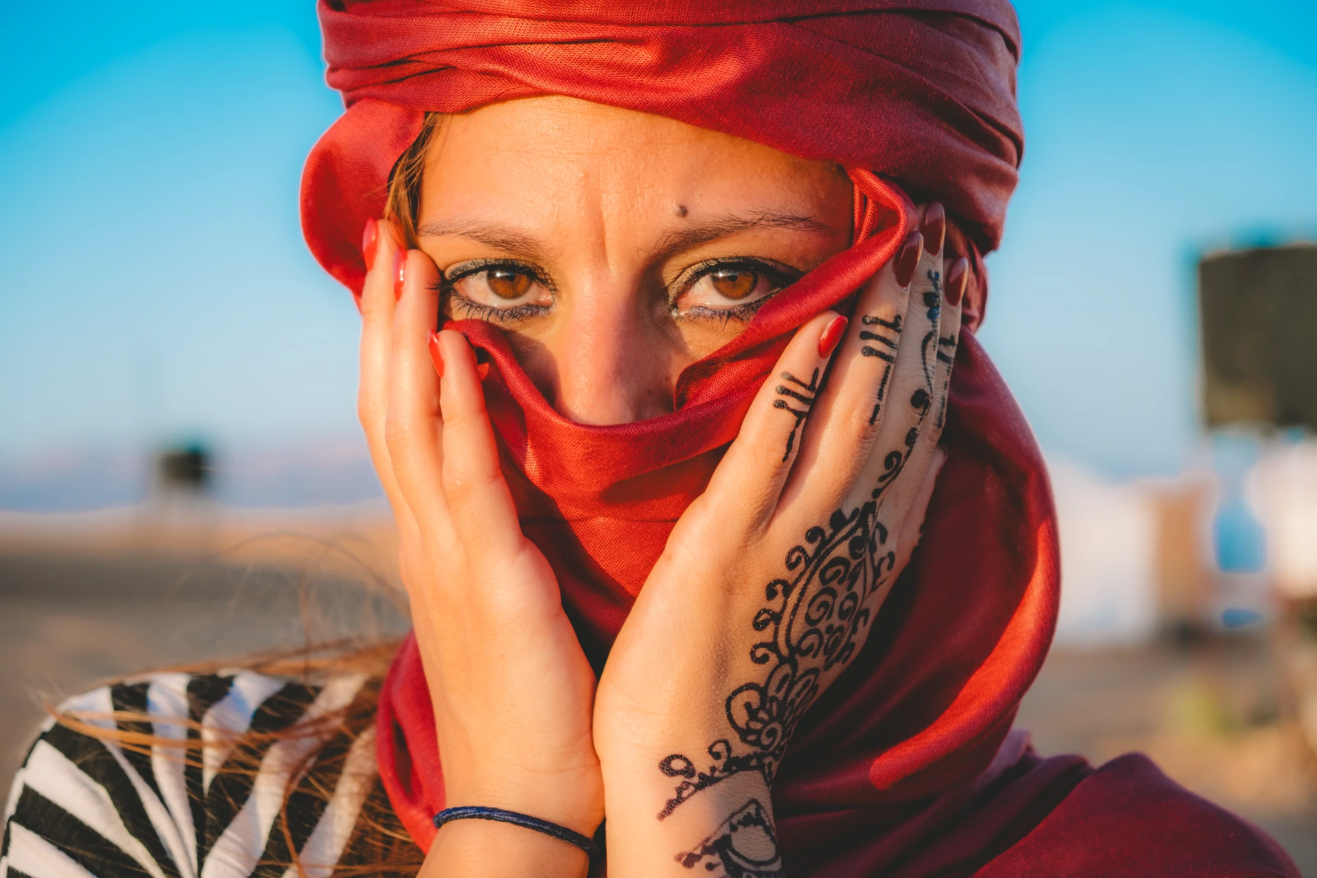 Ritratto con turbante rosso nel deserto