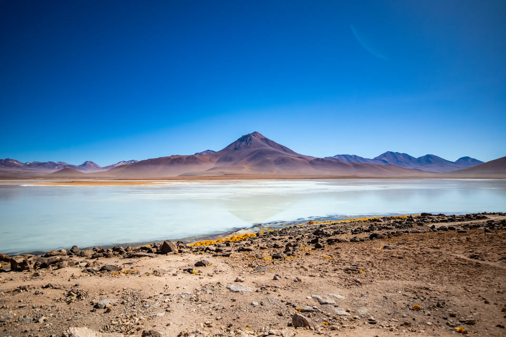 La Laguna Blanca e il vulcano Licancabur sullo sfondo