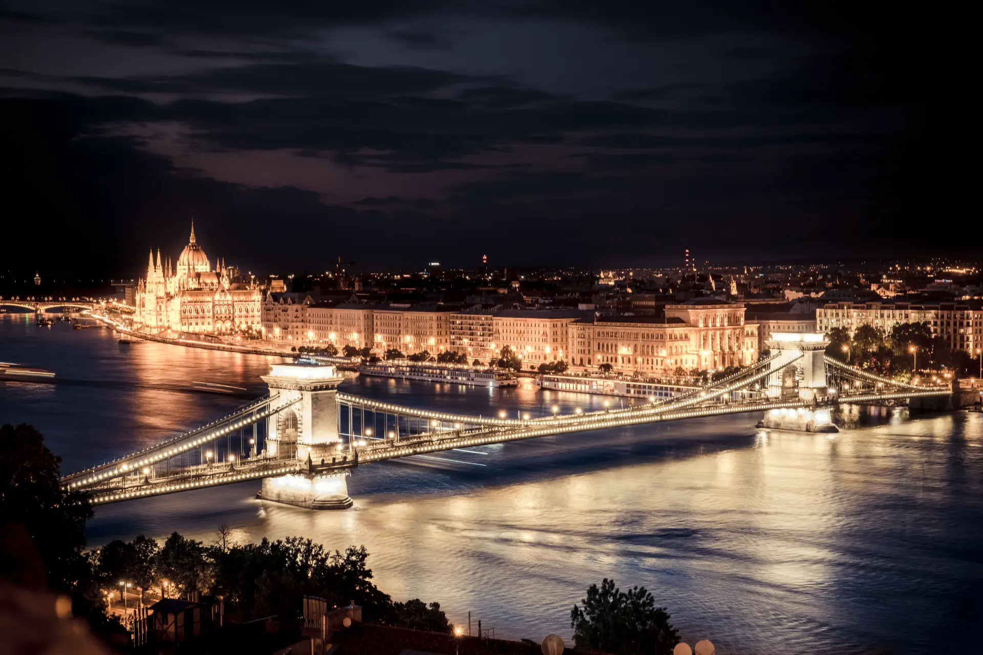 Budapest illuminata di notte sul Danubio