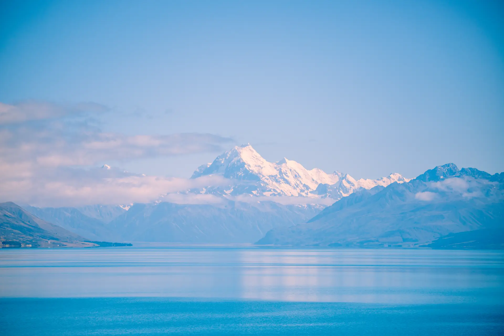Il Mount Cook all'alba sopra il Lake Pukaki