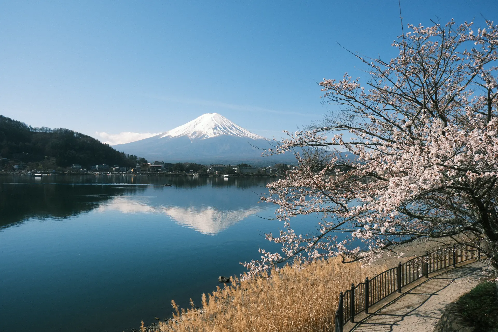 Alba sul lago e Kanazawa — Kawaguchiko · Kanazawa