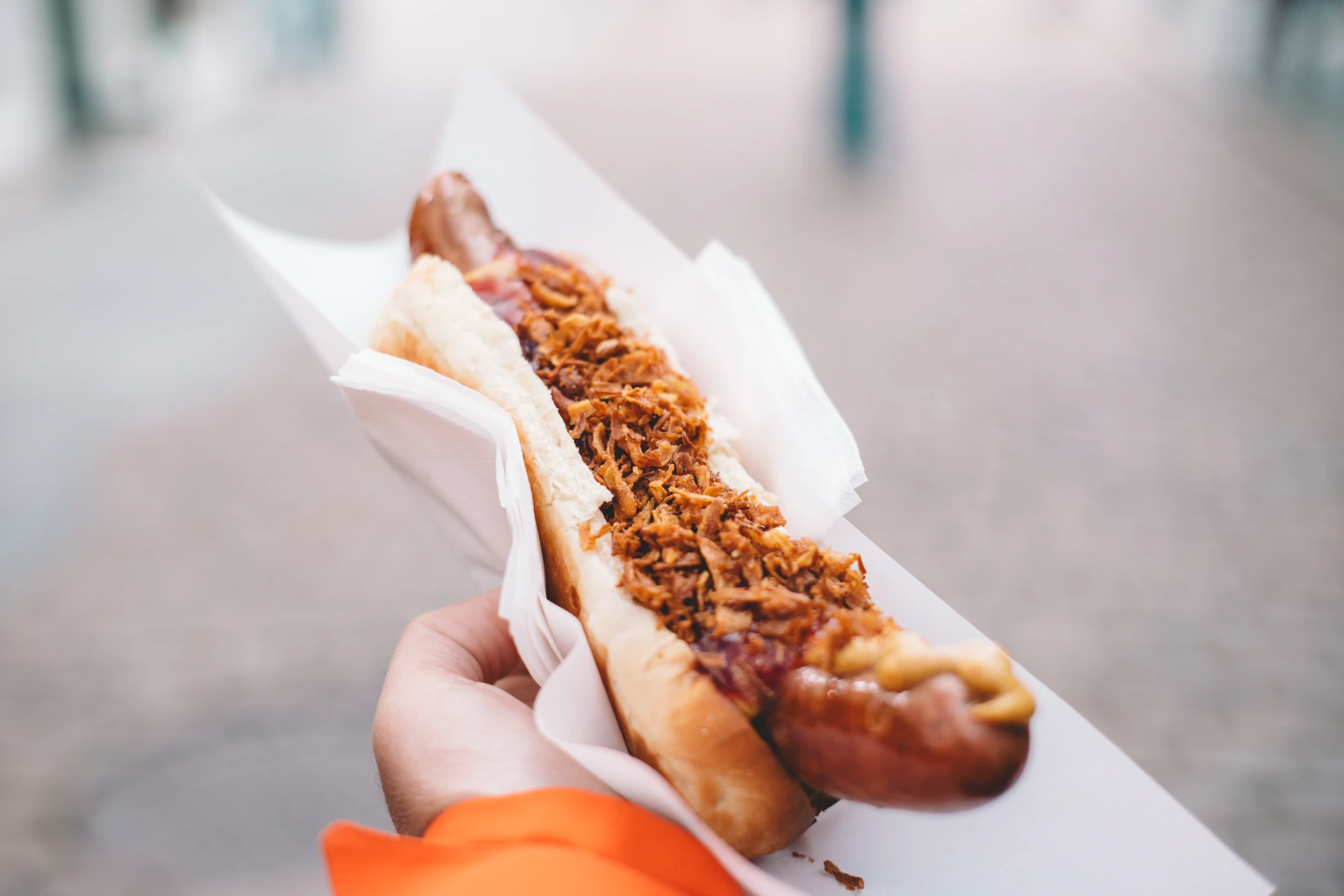 L'hotdog norvegese con cipolla croccante da Trekroneren