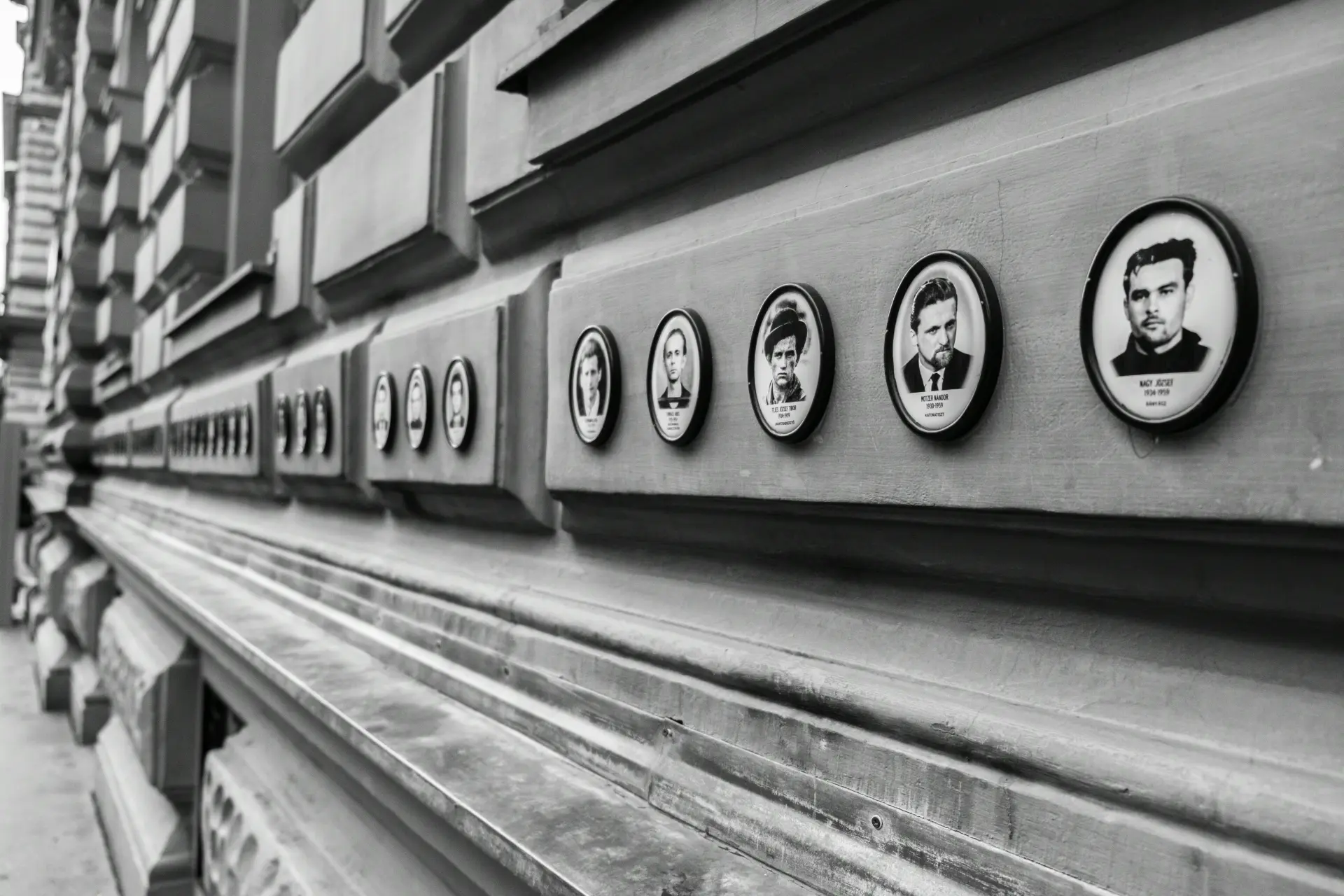 I ritratti sul muro del Museo del Terrore