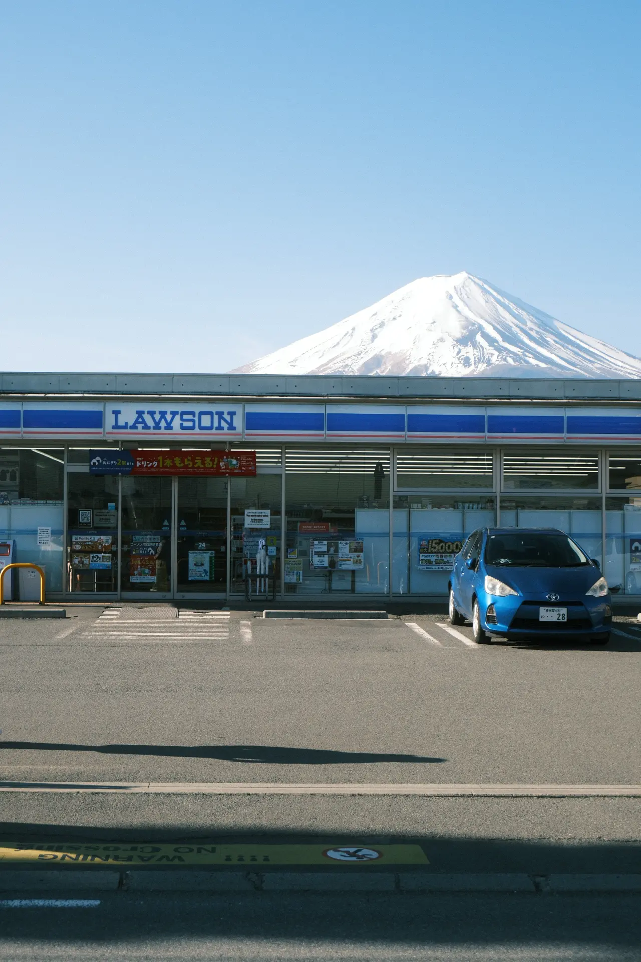Il Monte Fuji innevato dietro il Lawson di Kawaguchiko