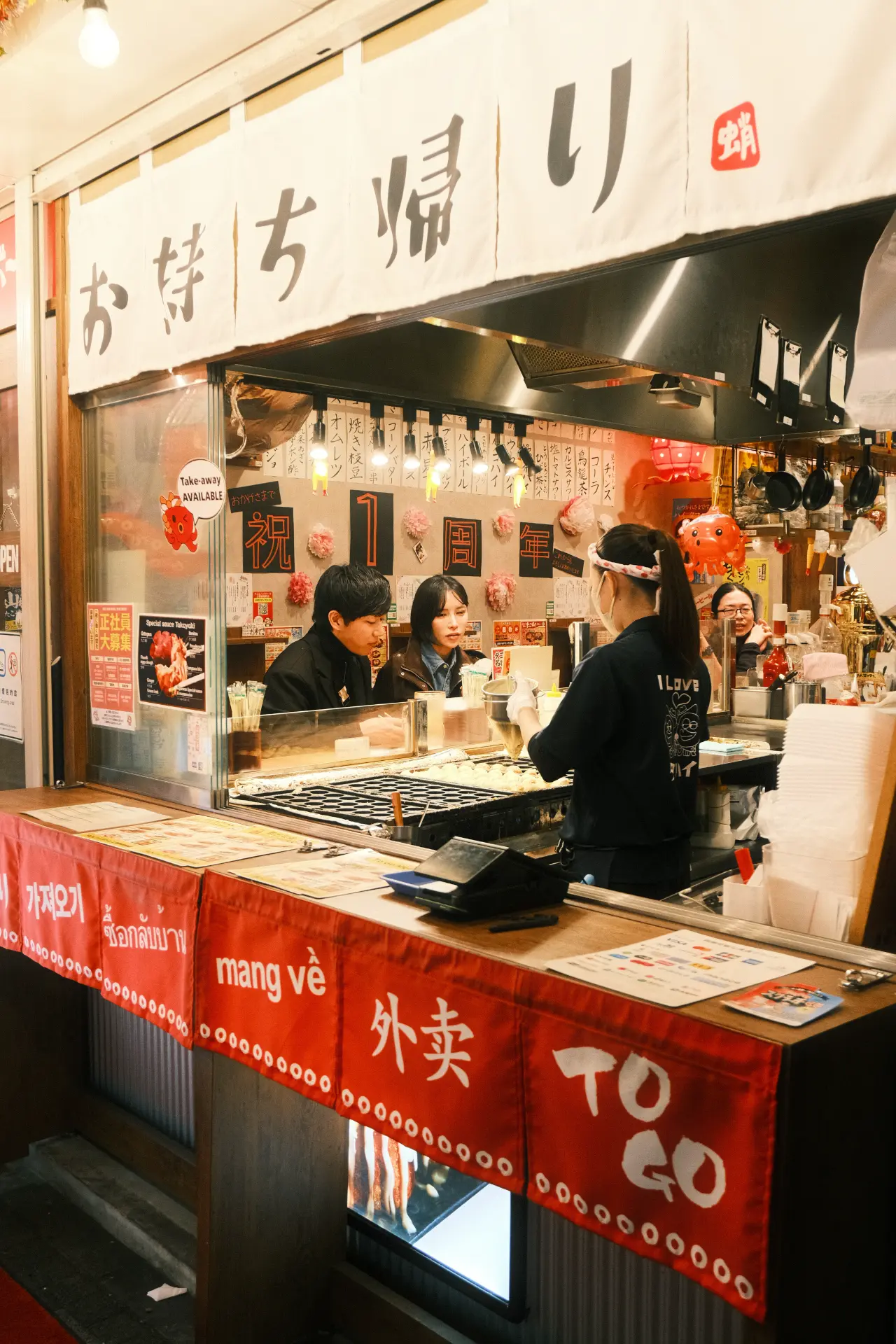 Banchetto di takoyaki nel mercato di Osaka