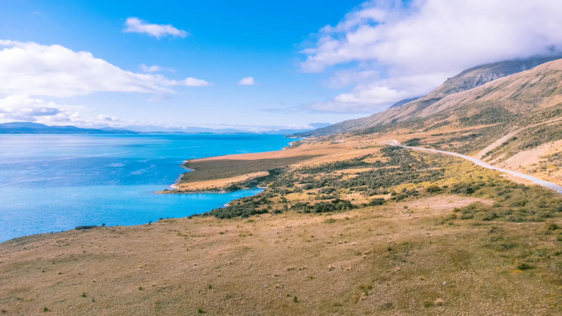 Vista dal drone sulle acque turchesi del Lake Pukaki