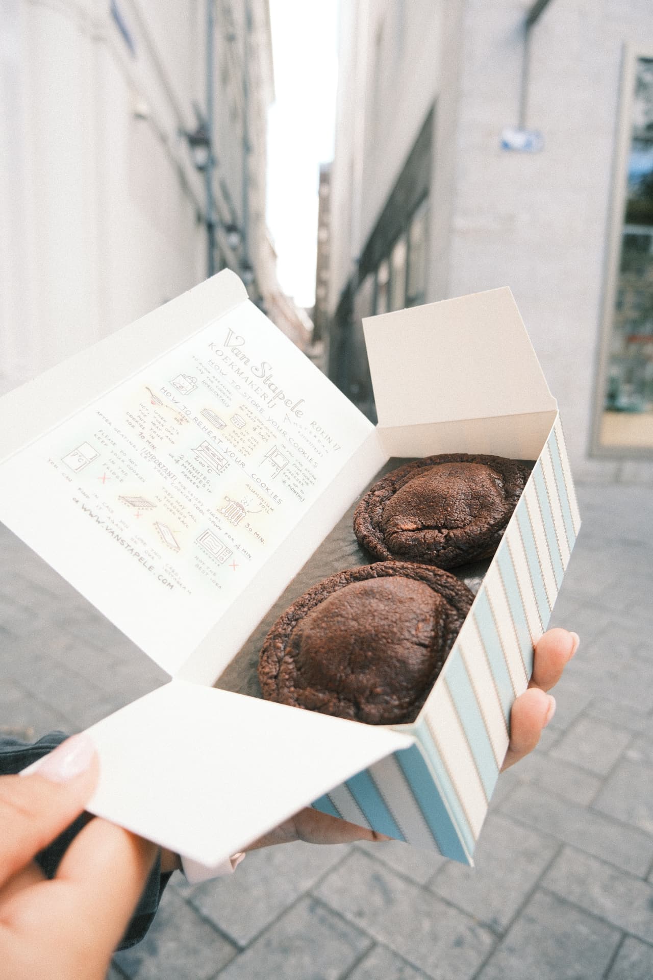 La confezione dei biscotti di Van Stapele tra le vie di Amsterdam