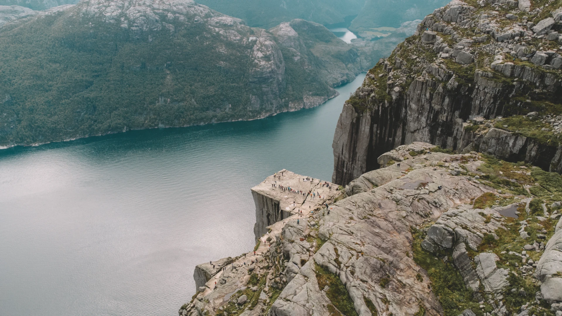 Il Preikestolen visto dal drone sopra il Lysefjord